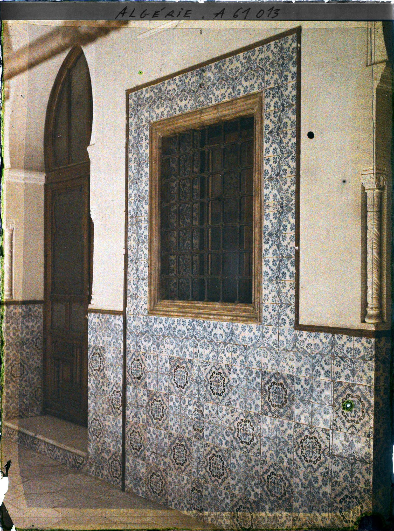 Image représentant Une fenêtre entouré de carreaux dedans le palais du Gouverneur ou Palais d'Hiver (Dar Hasan Pacha)