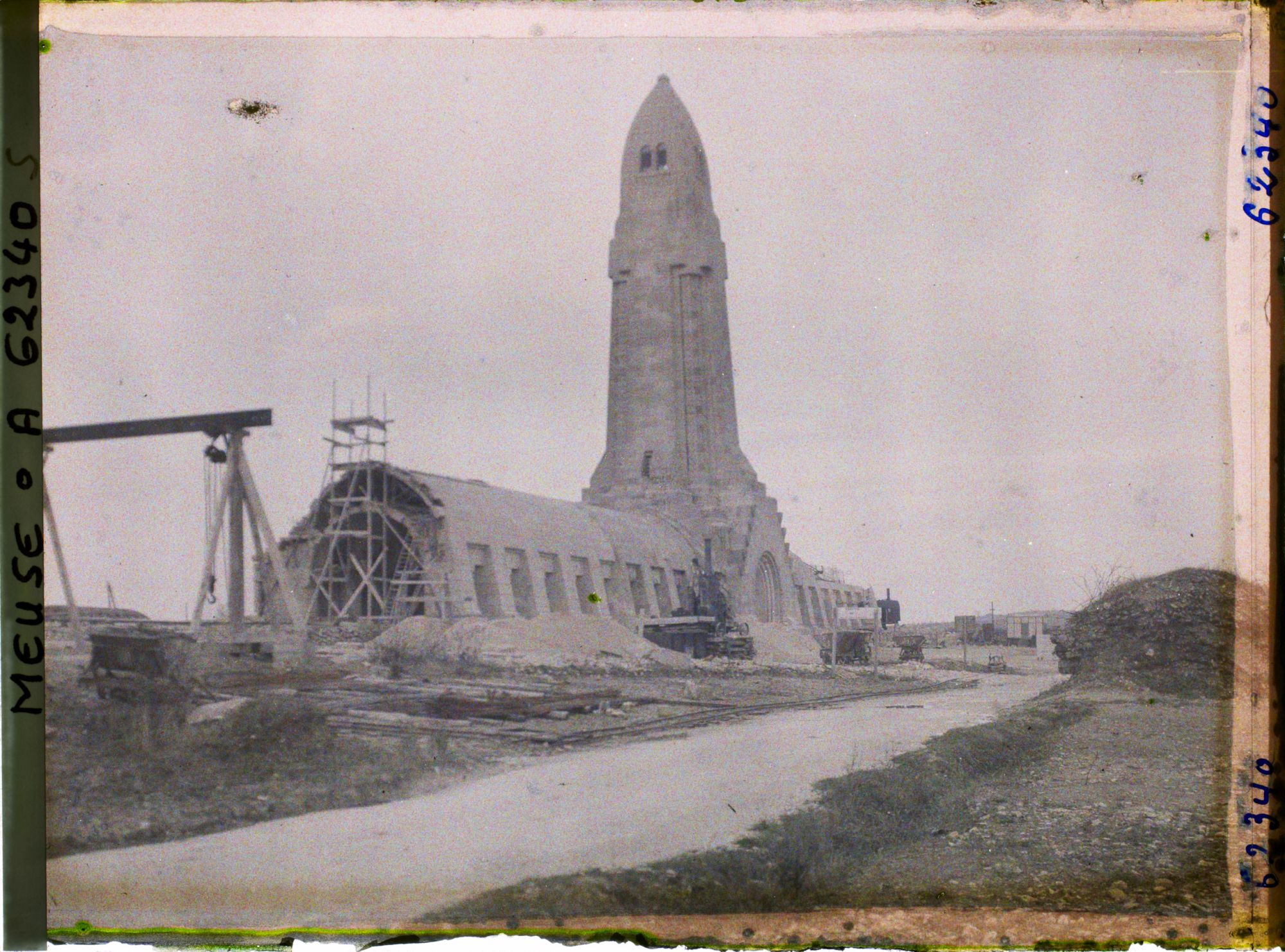 Image représentant Meuse, Douaumont, L'Ossuaire en Construction