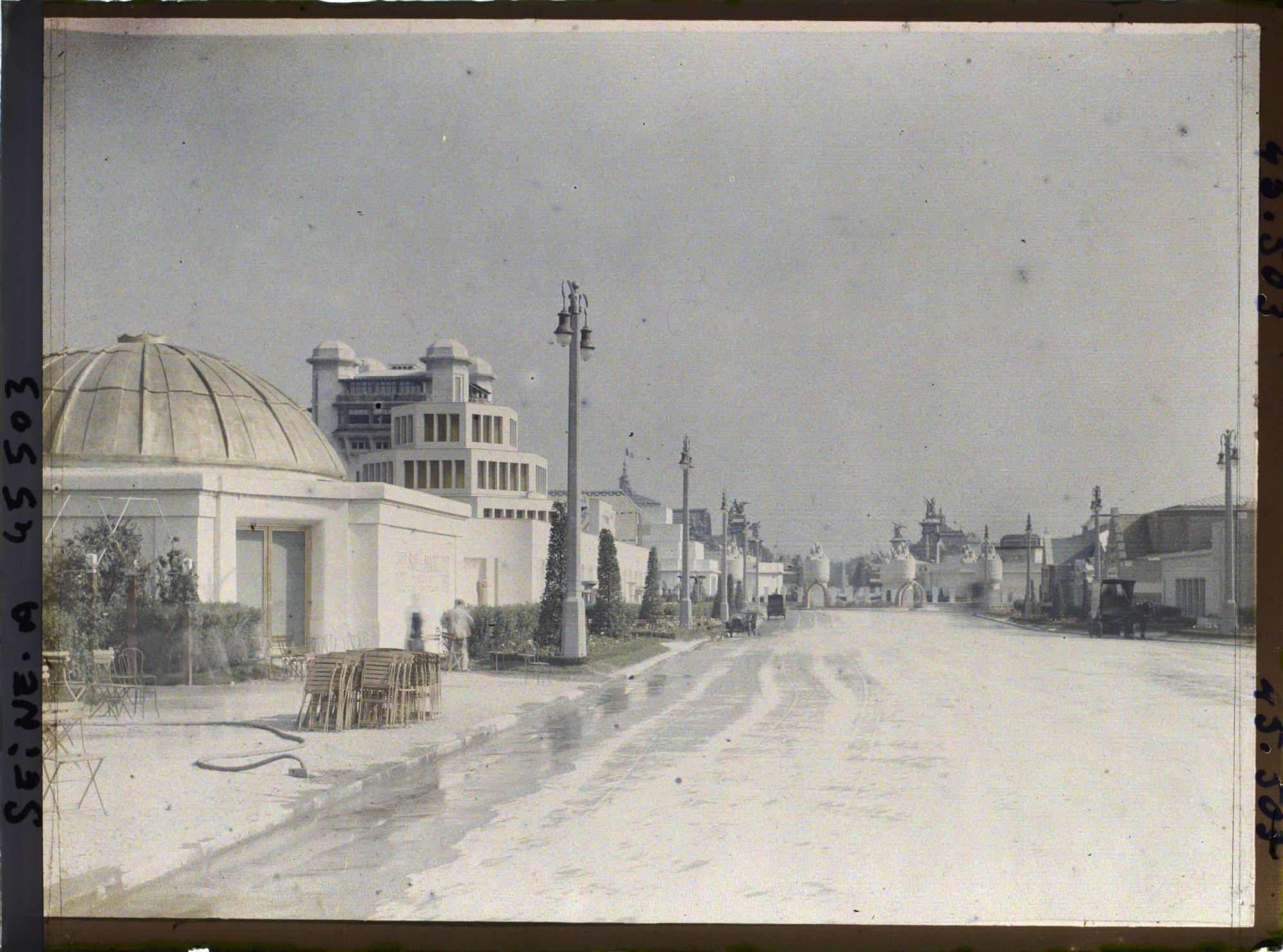 Image représentant L'Exposition des arts décoratifs, l'esplanade des Invalides vue vers le pont Alexandre III. A gauche, le Pavillon de la Compagnie des arts français de Süe et Mare et le Pavillon de Lyon-St Etienne de Tony Garnier