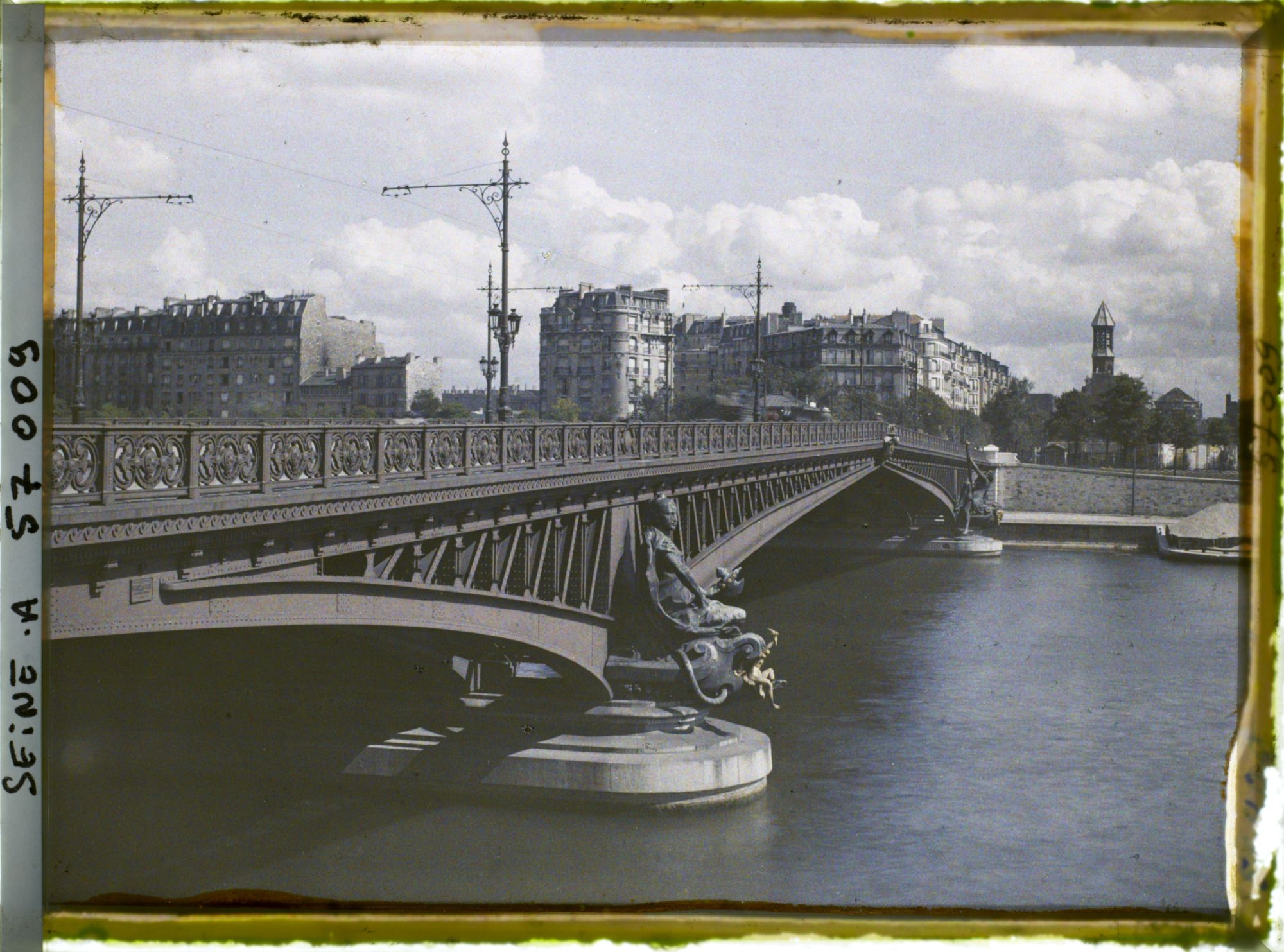 Image représentant Le pont Mirabeau depuis le quai Louis-Blériot, en direction du quai de Javel (actuel quai André-Citroën)