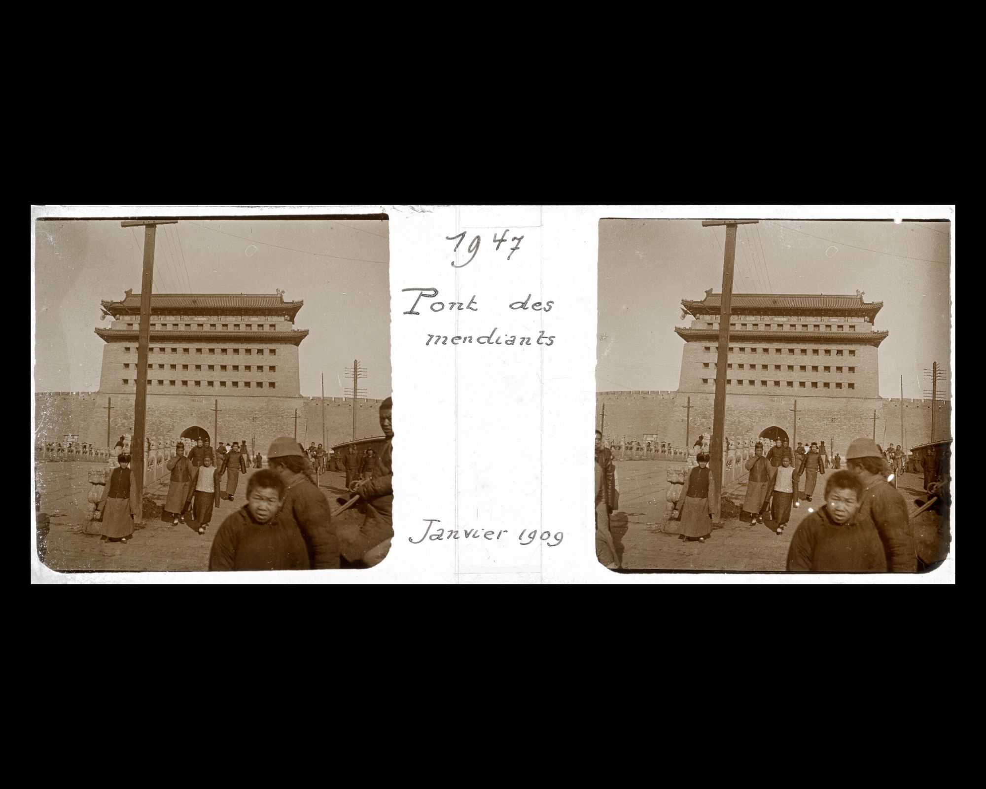 Image représentant Passants sur Zhengyangqiao ("pont Face au Midi"), appelé pont des Mendiants par les Occidentaux, et tour de flèche ("jianlou") de la porte Zhengyangmen ("porte Face au Midi"), ou Qianmen ("porte Antérieure"), entrée de la ville Tartare