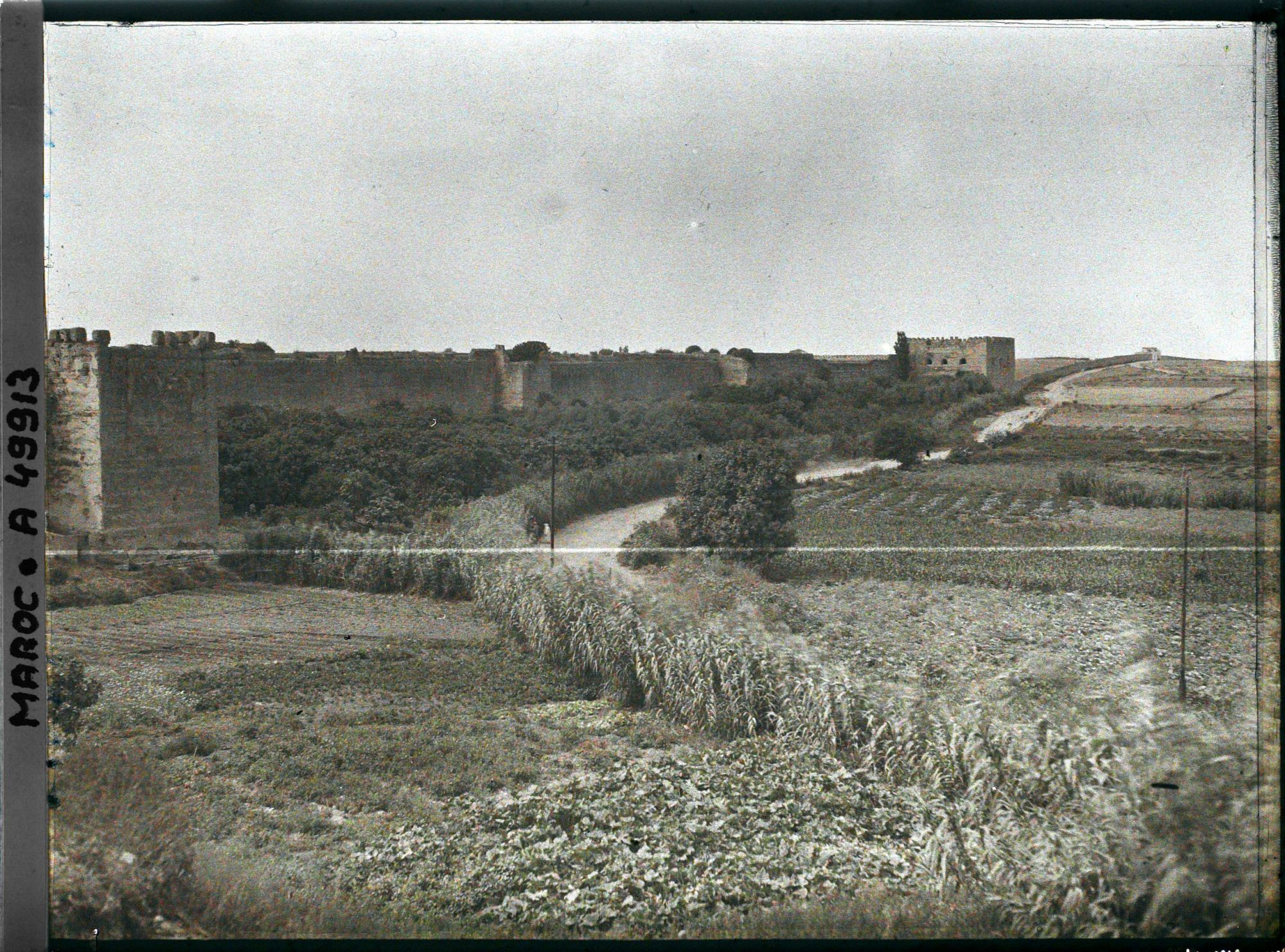 Image représentant Un aperçu des remparts à la sortie de la ville