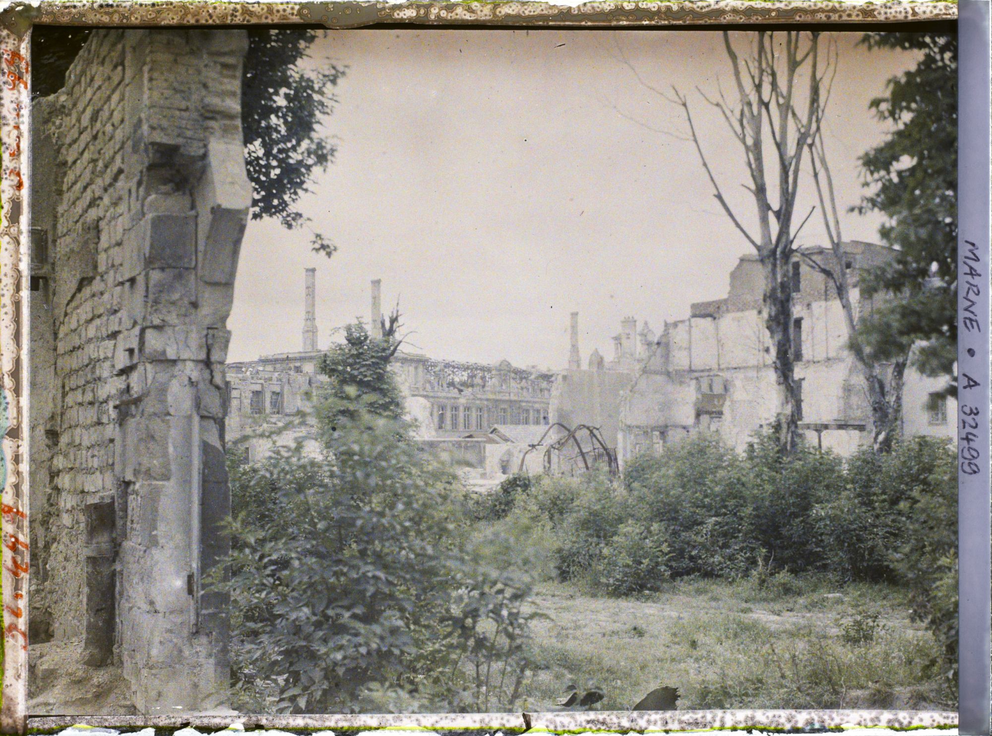 Image représentant France, Reims, à travers les ruines