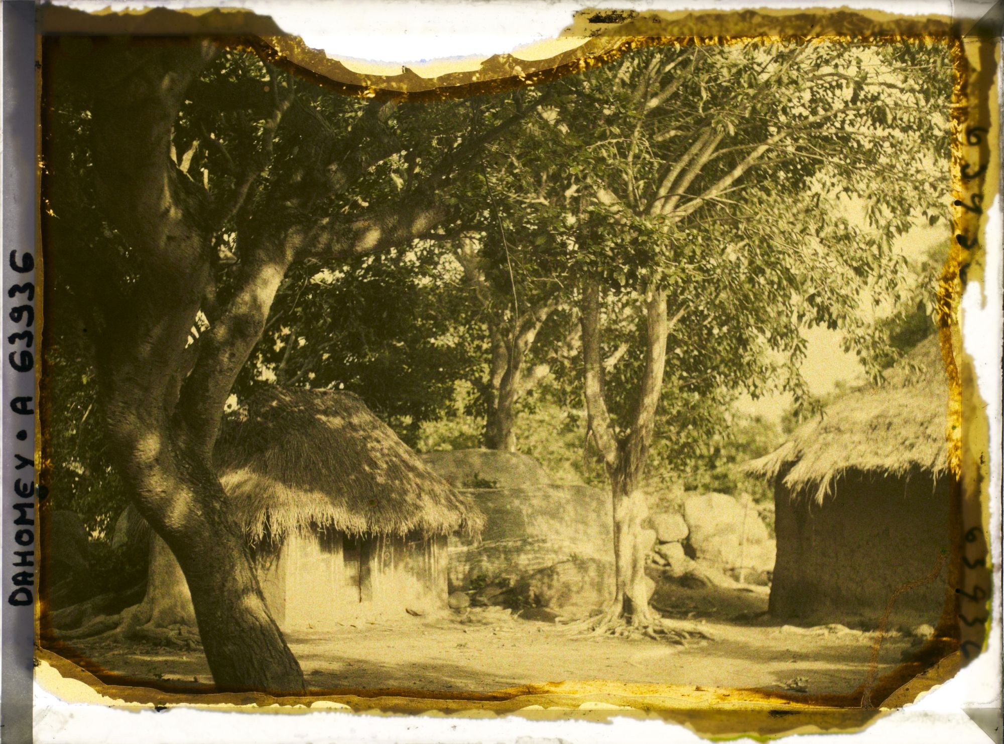 Image représentant Case de fétiche sur la place du village de Kétou (?)