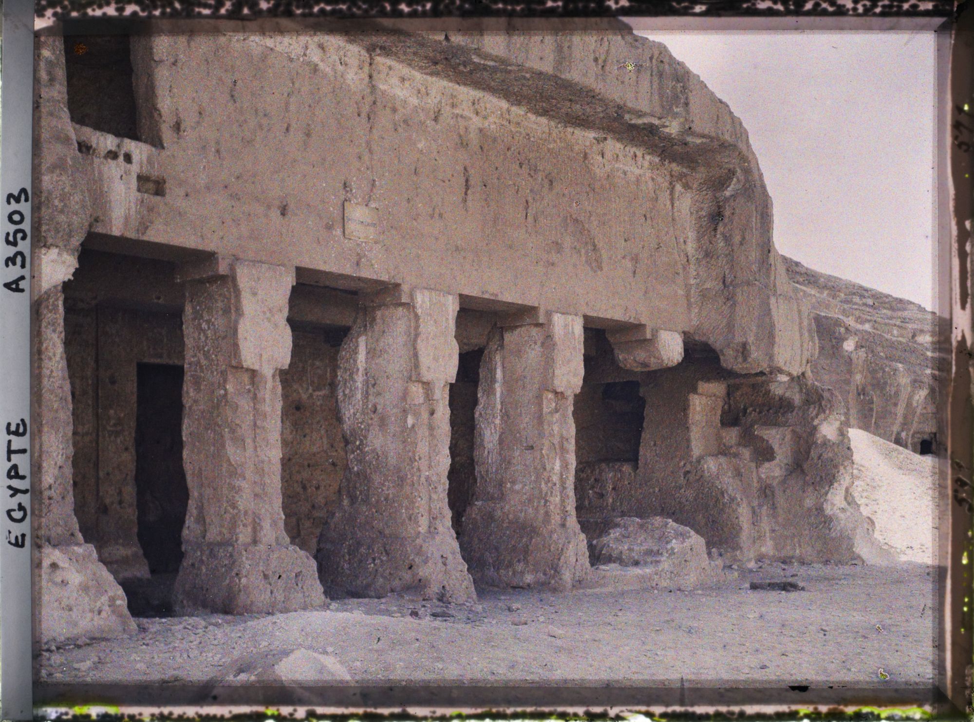 Image représentant null Hypogées au pied de la falaise