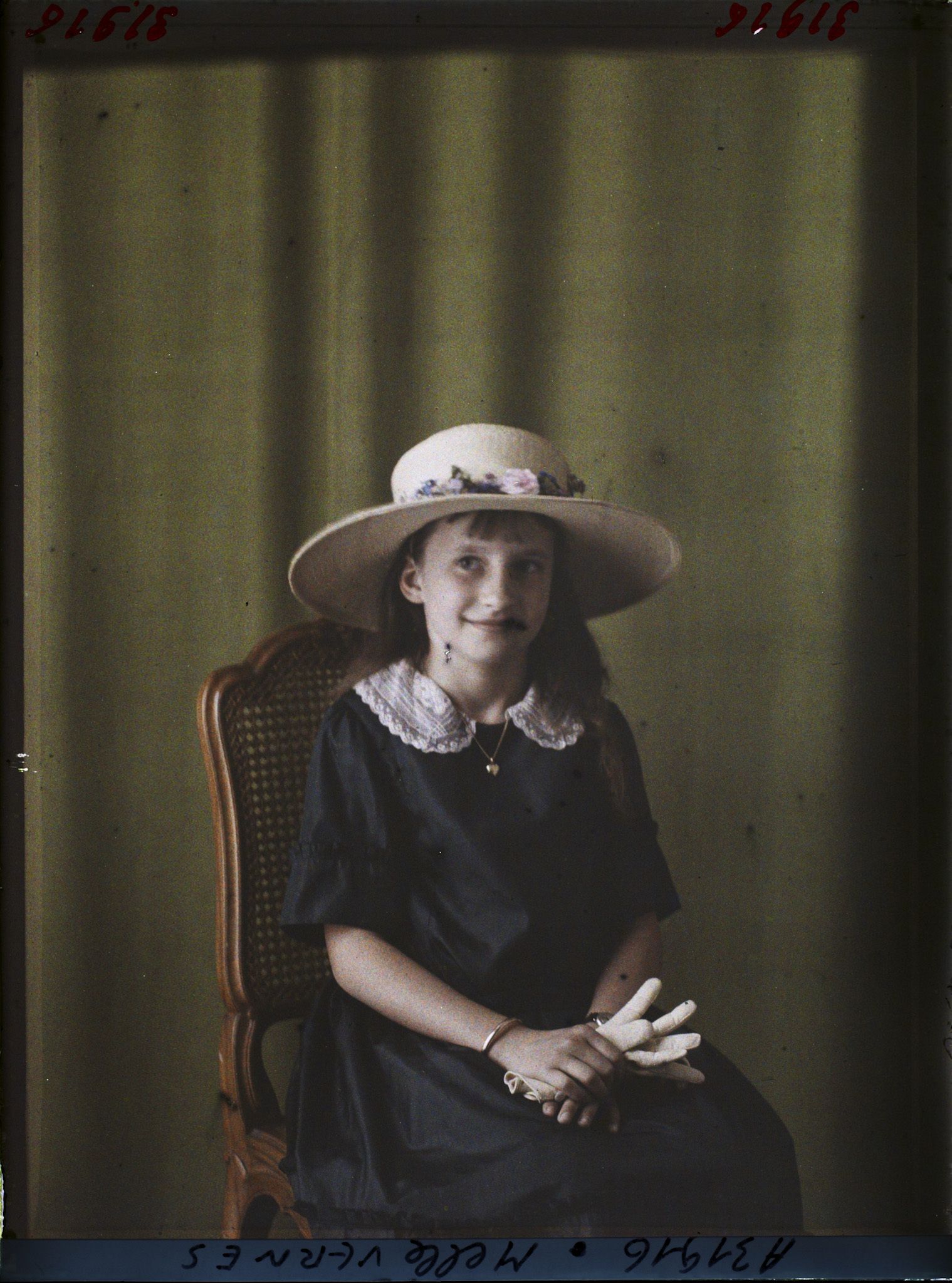 Image représentant https://musee-albert-kahn.s-museum.fr/home/NWQ2OTAwYzNmYjZlZTk1ZWQwODJmMjY4L2dlbmVyaWMtbm90aWNlLXRhYi9hdXRob3JpdHkvNjE3YTc5ZjVjZjhiODk2OGIzMzM3ZDIx/5d6900c3fb6ee95ed082f268/generic-notice-tab/authority/617a79ebcf8b8968b33379d0 Mademoiselle Félix Vernes