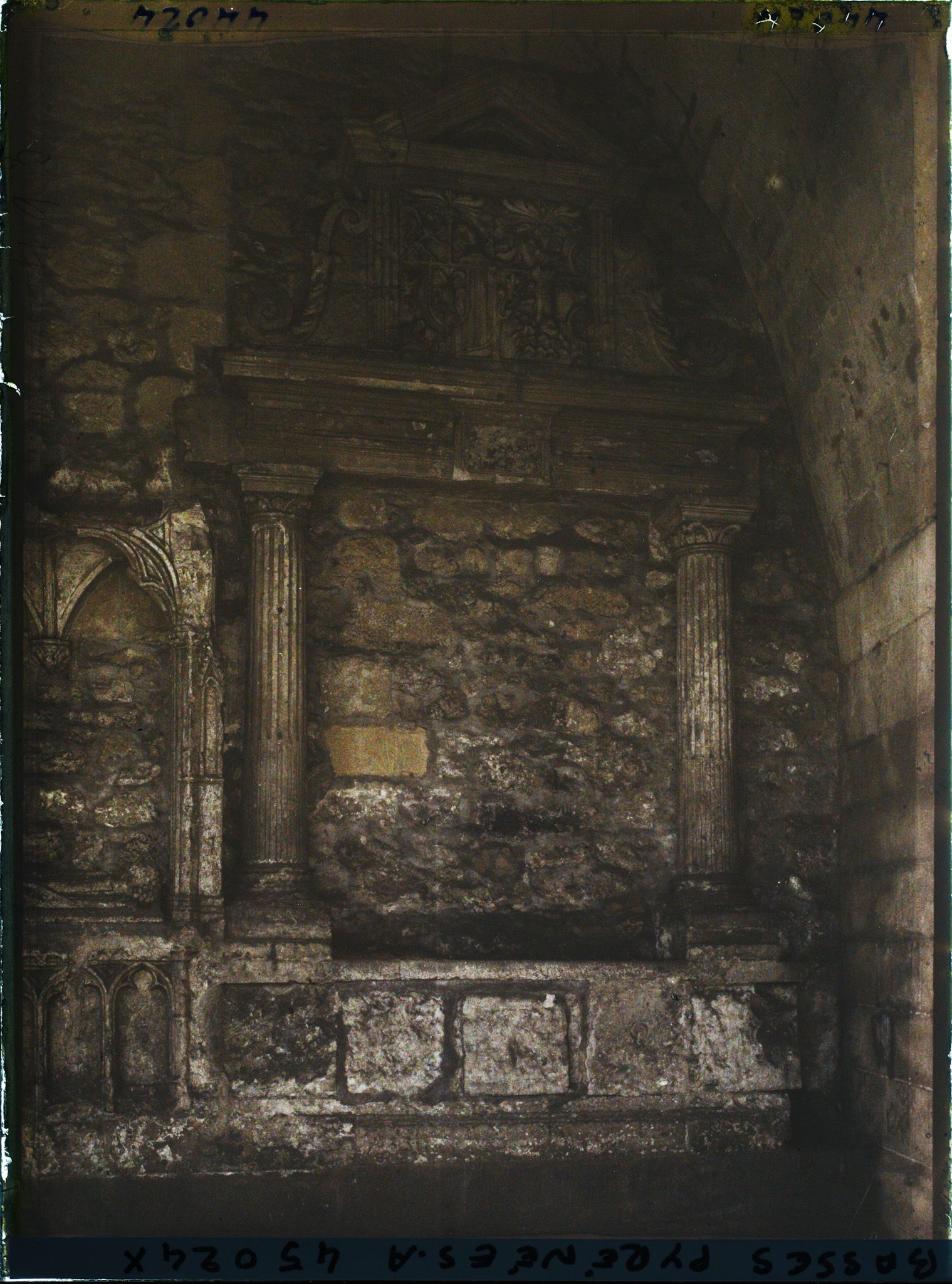 Image représentant France, Bayonne, Le Cloître de la Cathédrale, Tombeau ancien