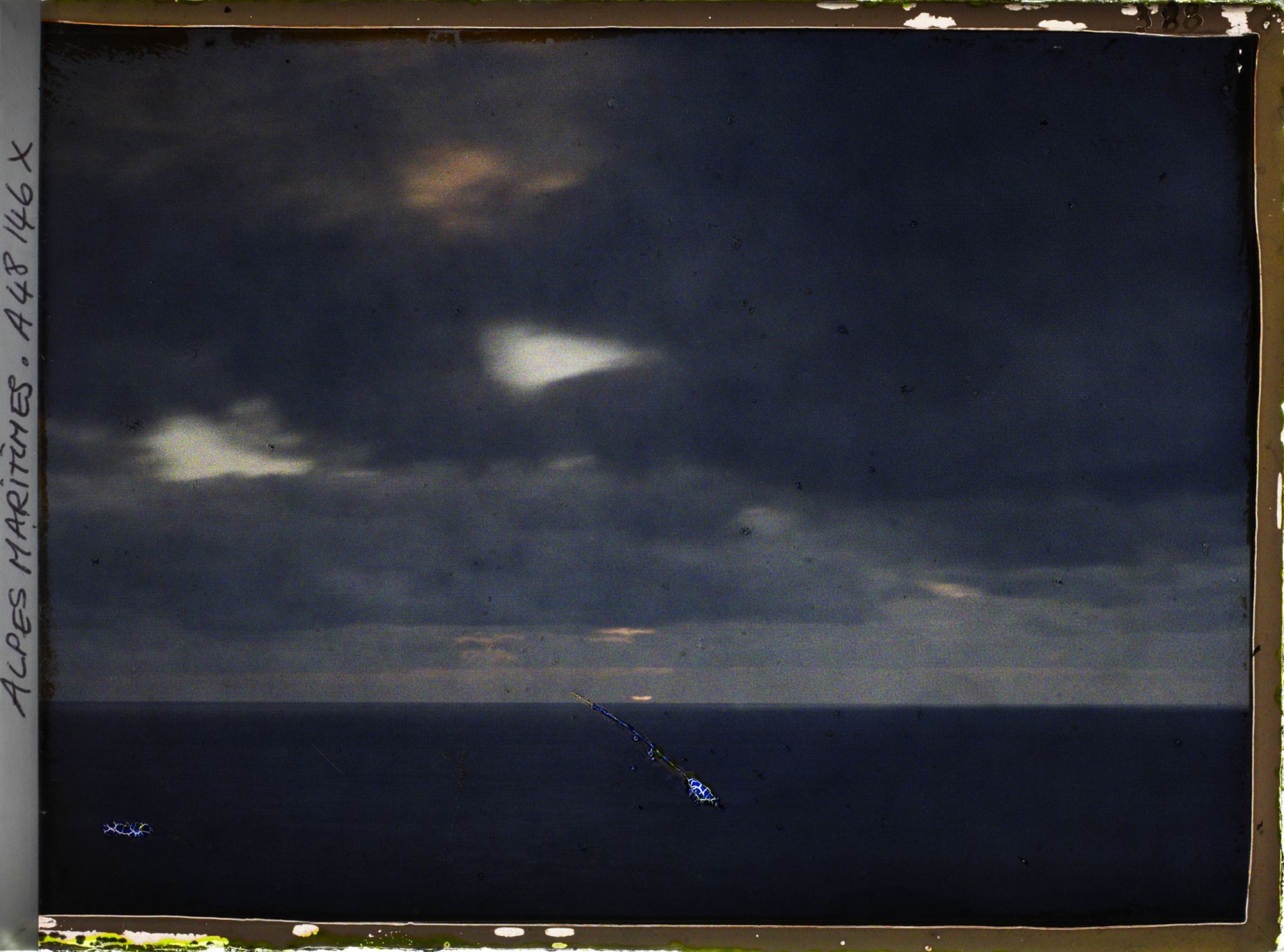 Image représentant Effet de lumière dans le ciel avec vue sur mer