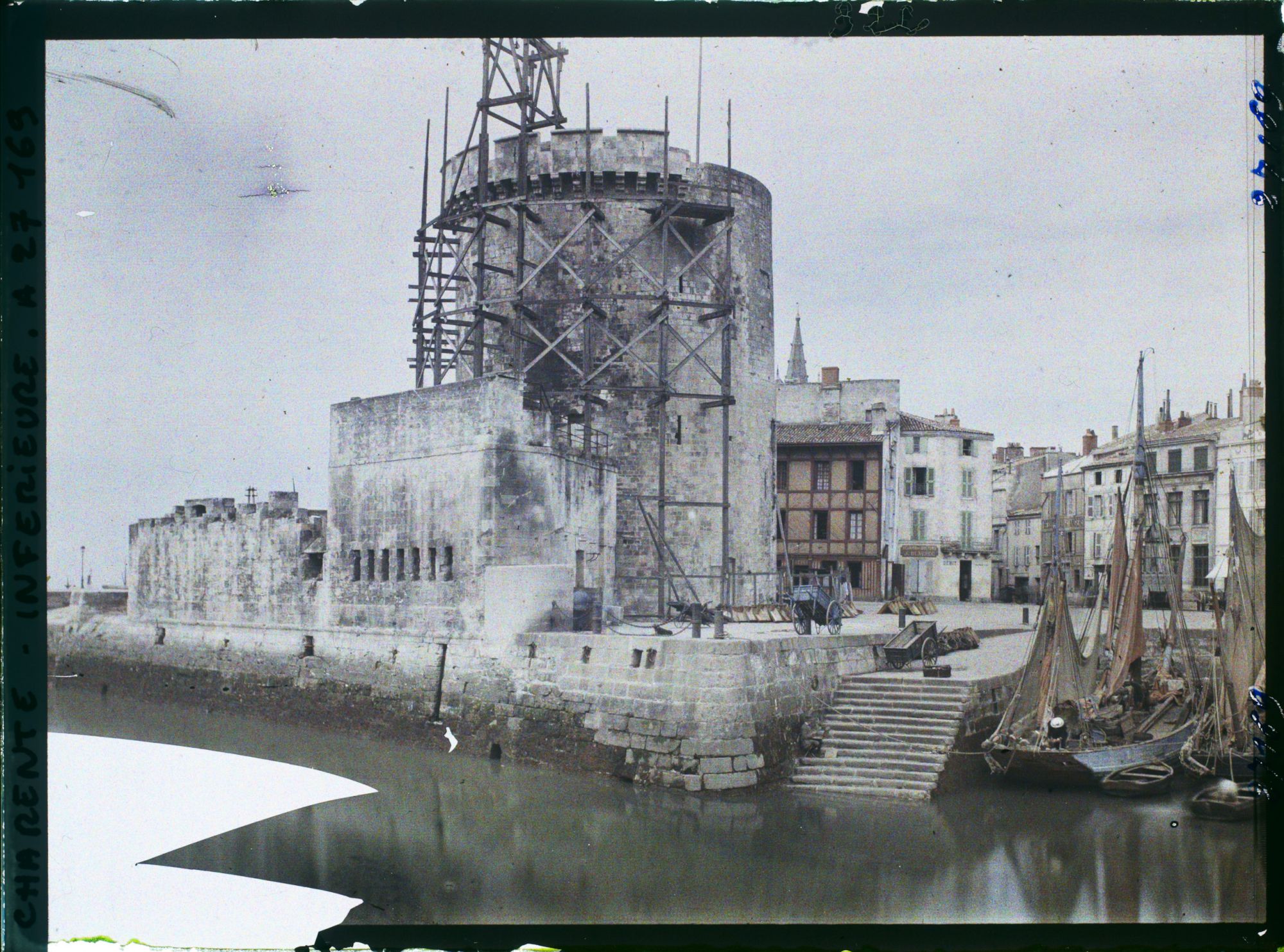 Image représentant La tour de la Chaîne, avec des échafaudages