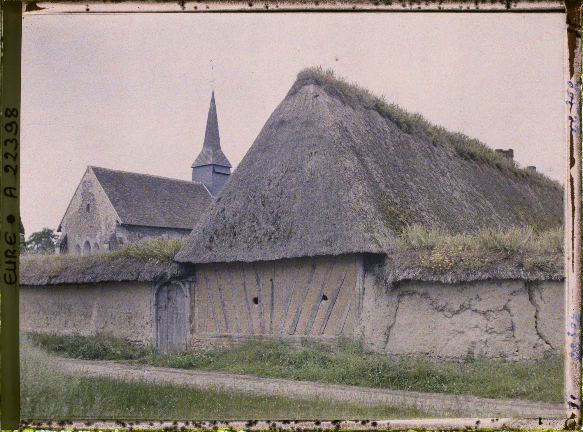 Image représentant L'église et toit de chaume
