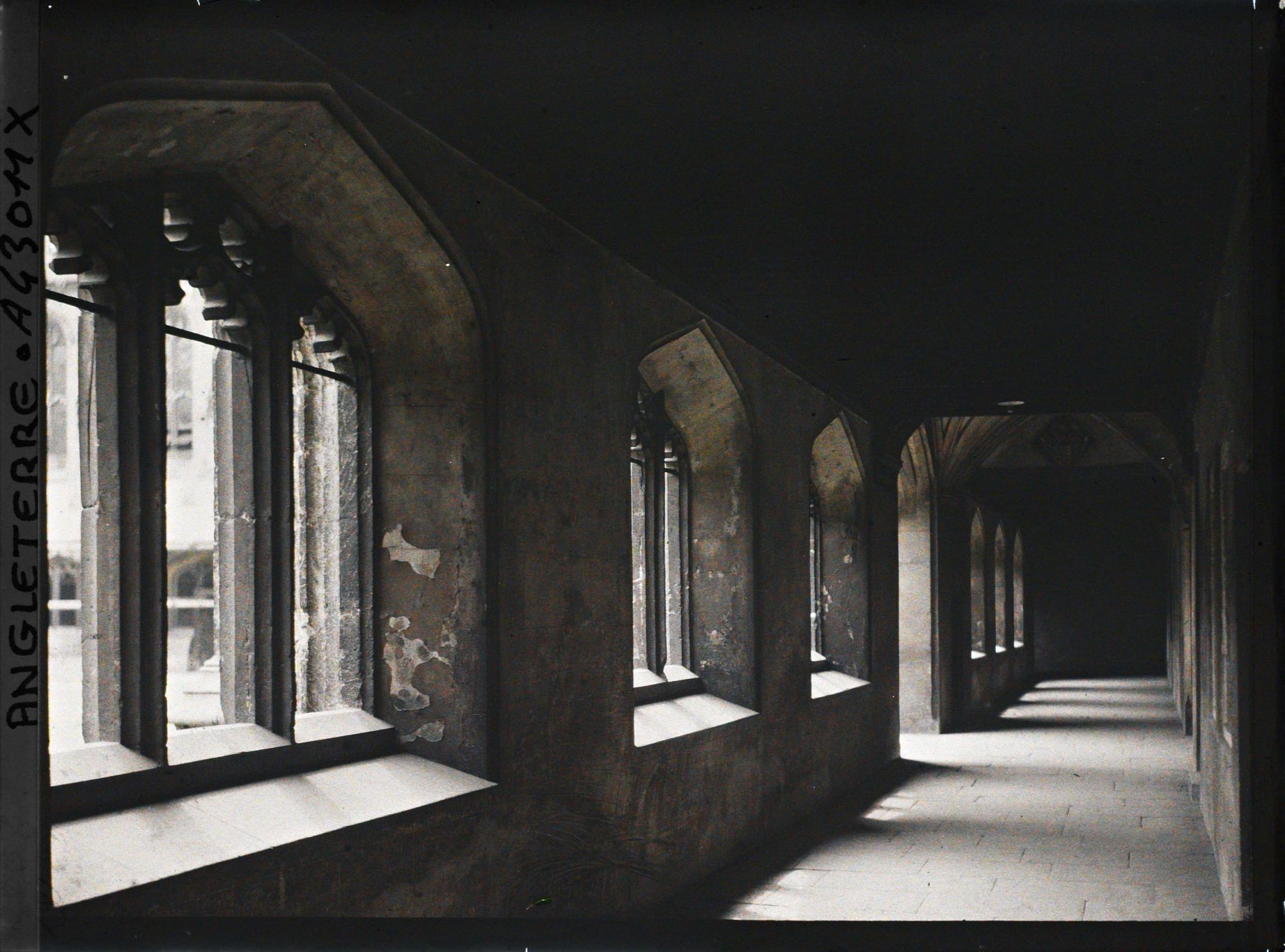 Image représentant Une allée du cloître du Magdalen College