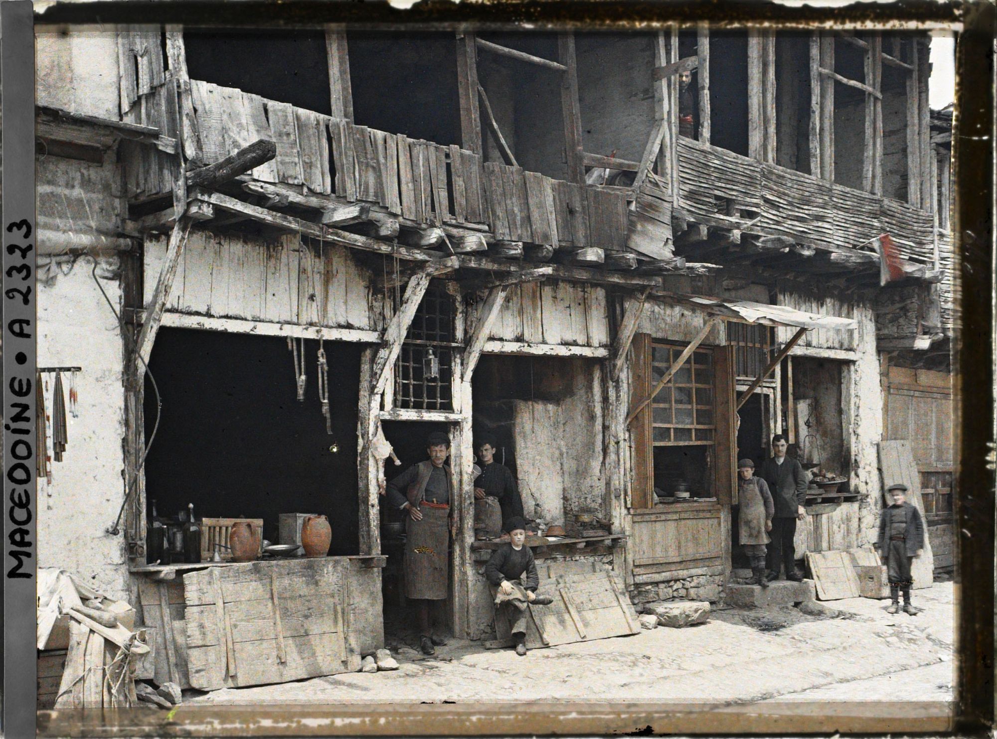 Image représentant Dans la rue principale, la boutique du rotisseur et une autre boutique