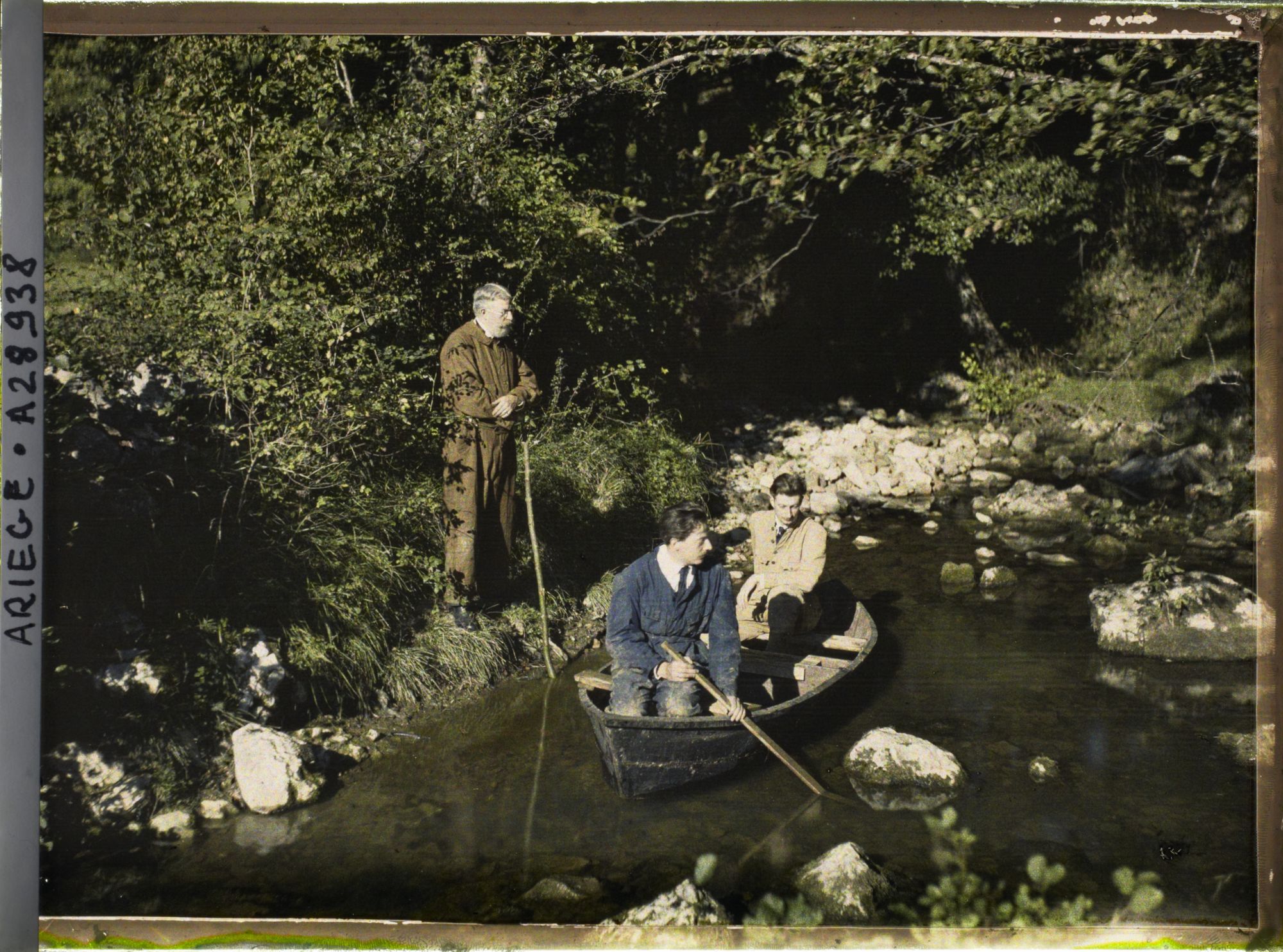 Image représentant Le comte Begouën et deux de ses fils dans la barque