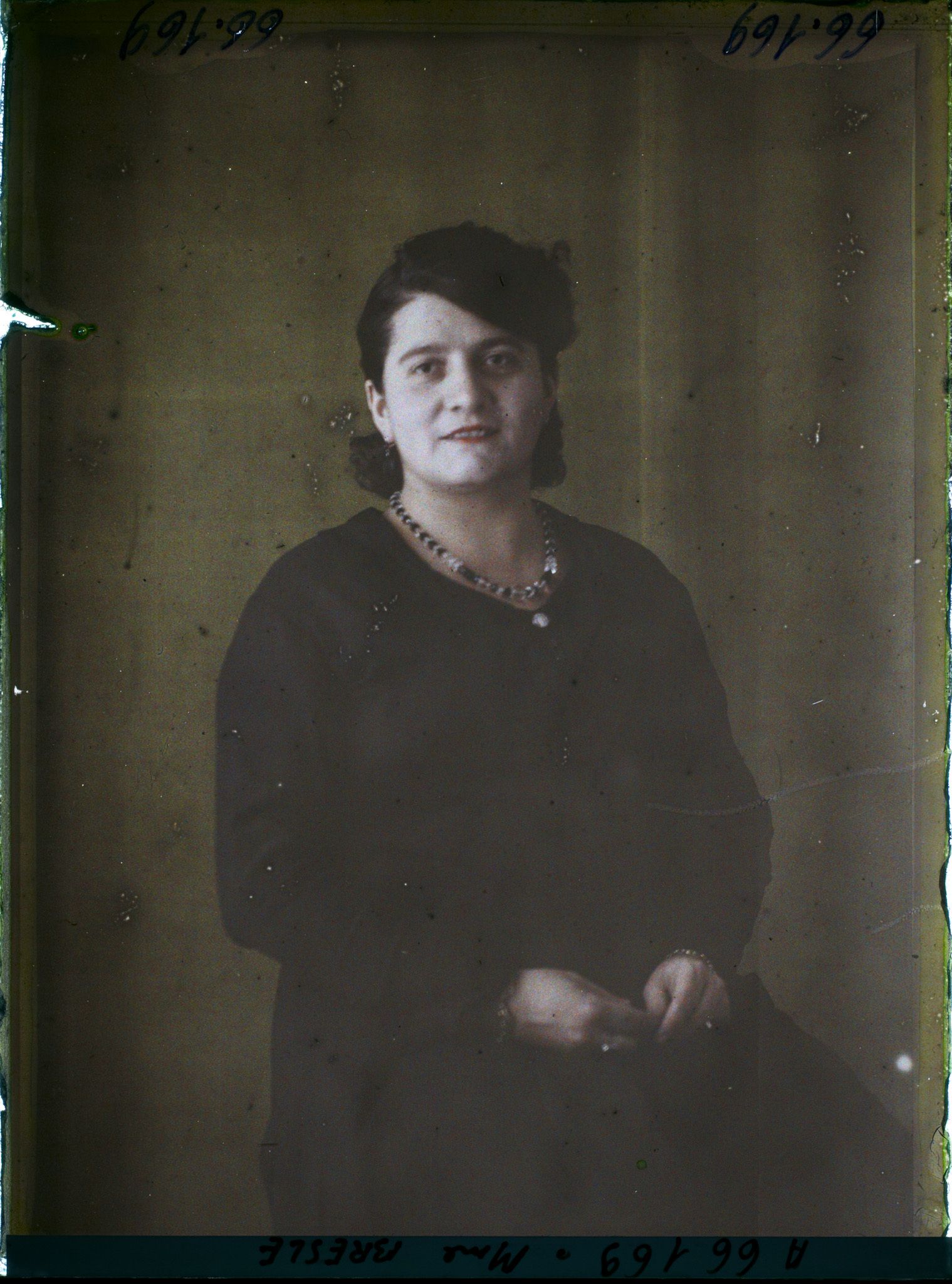 Image représentant https://musee-albert-kahn.s-museum.fr/home/NWQ2OTAwYzNmYjZlZTk1ZWQwODJmMjY4L2dlbmVyaWMtbm90aWNlLXRhYi9hdXRob3JpdHkvNjE3YTc5ZjVjZjhiODk2OGIzMzM3ZDIx/5d6900c3fb6ee95ed082f268/generic-notice-tab/authority/617a79ebcf8b8968b3336981 Madame Bresle