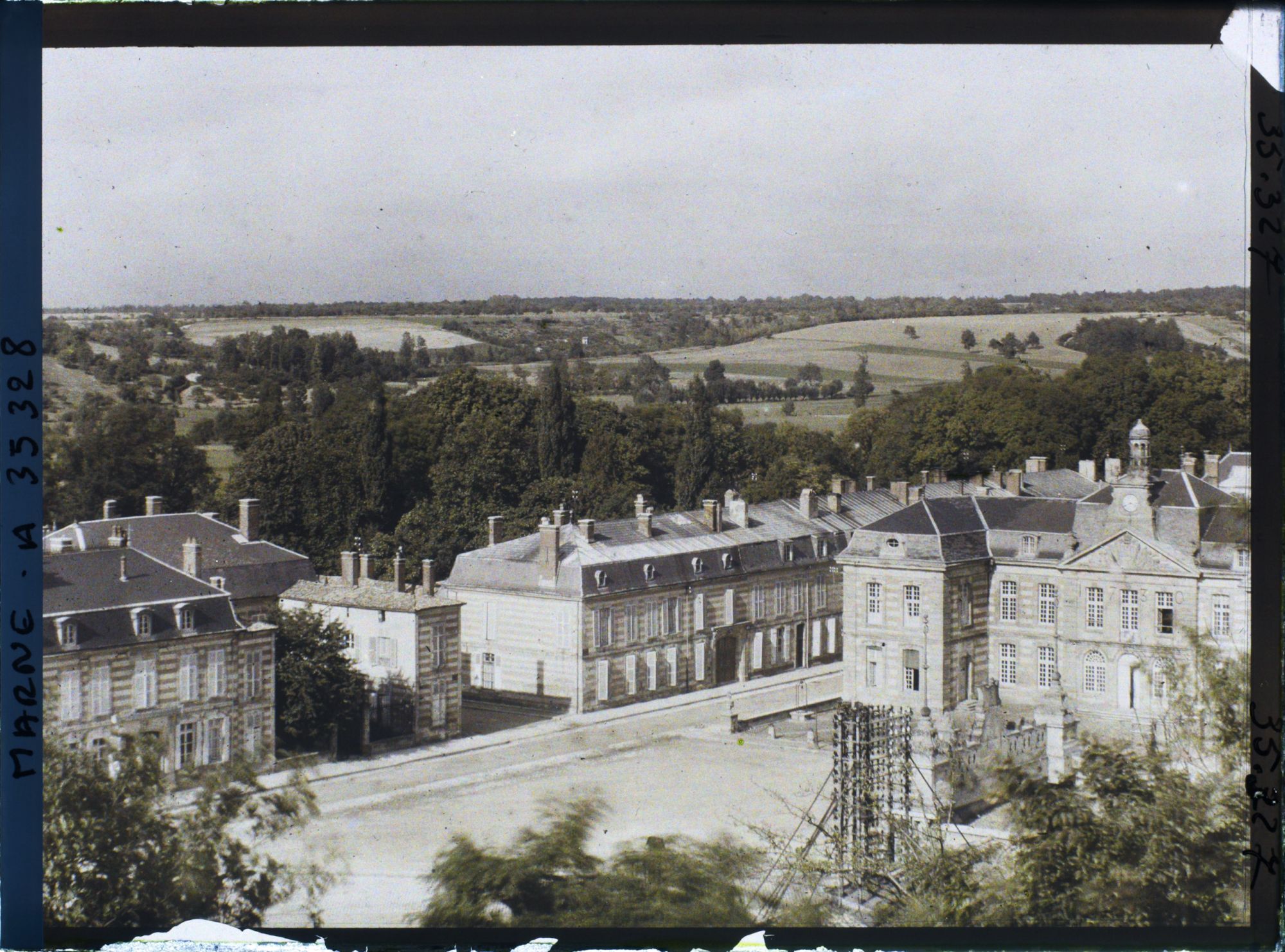 Image représentant France, Ste Menehould, L'Hôtel de Ville et la Place, vue prise du Château