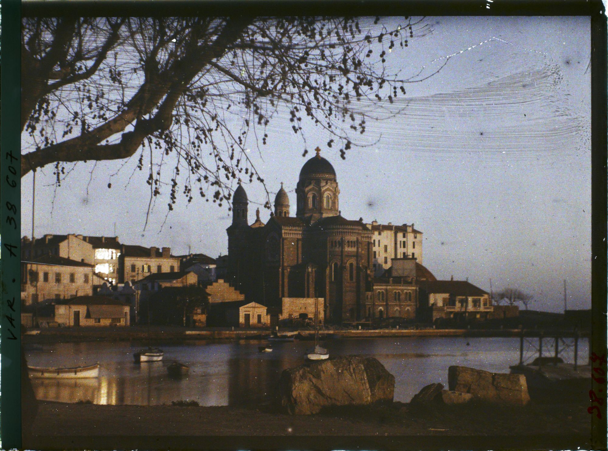 Image représentant La basilique Notre-Dame-de-la-Victoire au soleil couchant