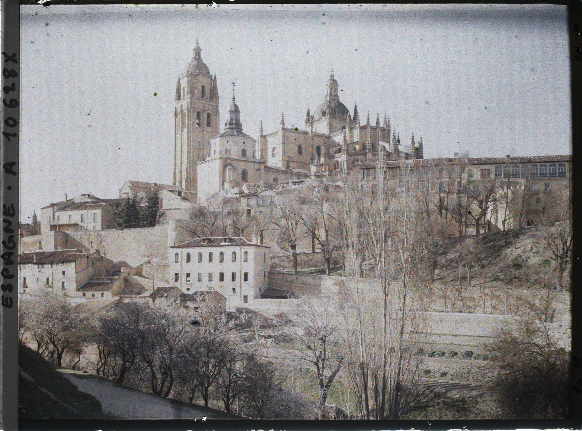 Image représentant Espagne, Ségovie, Vue prise de l'Ouest s/ l'ensemble de la Cathédrale, rive gauche du Clamores