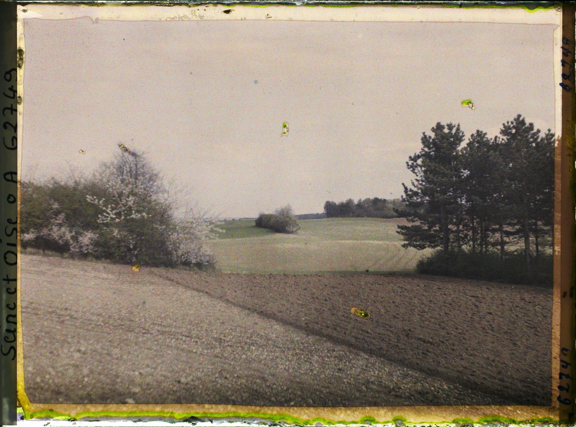 Image représentant Ile de France, Vallangoujard, Labour en cours et blé à l'arrière plan