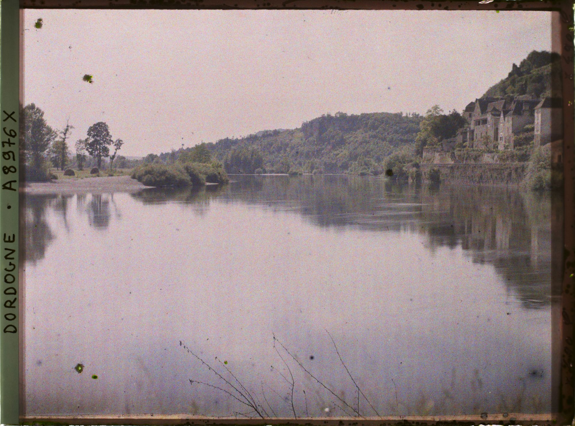 Image représentant France, Beynac, La Dordogne vue au pied de Beynac avec un coin du village