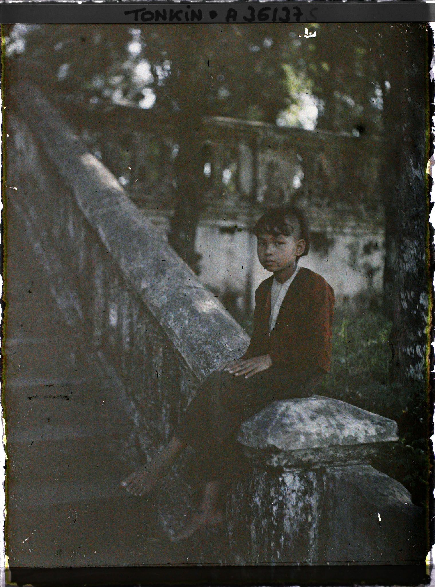 Image représentant Une fillette assise en bas d'un escalier