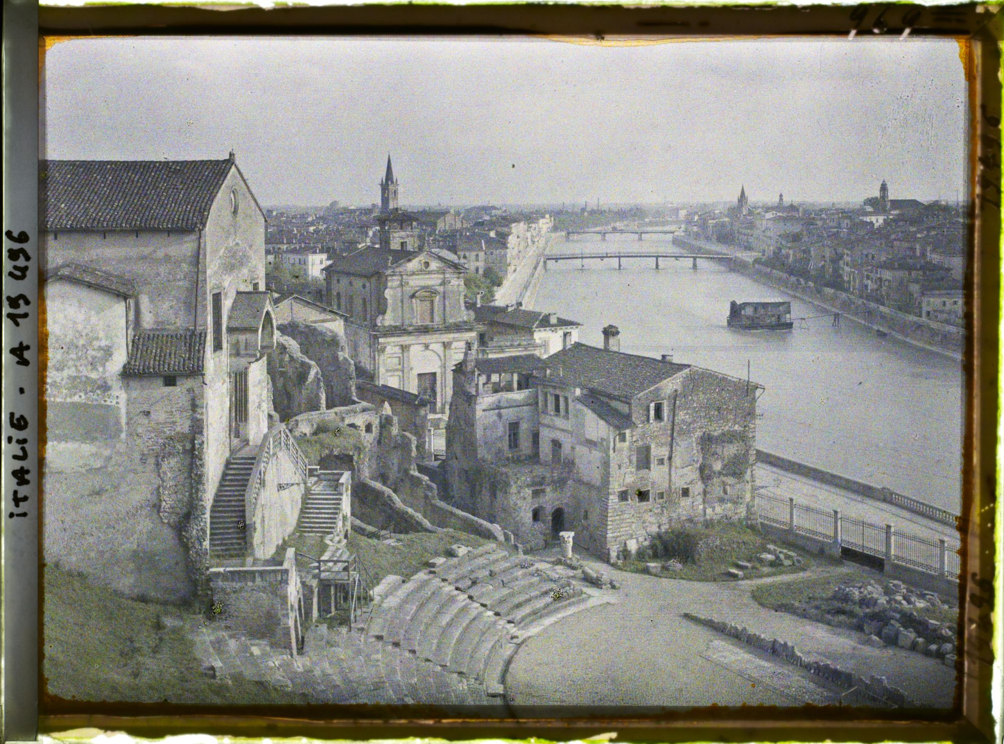 Image représentant Panorama pris du haut du théâtre romain
