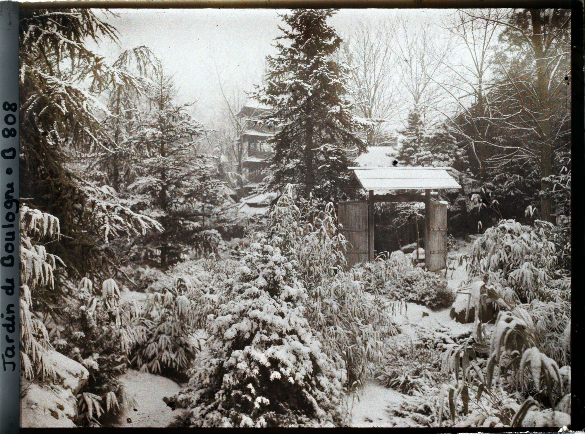 Image représentant Espace du " sanctuaire japonais " proche de la porte d'accès au " village japonais ", sous la neige