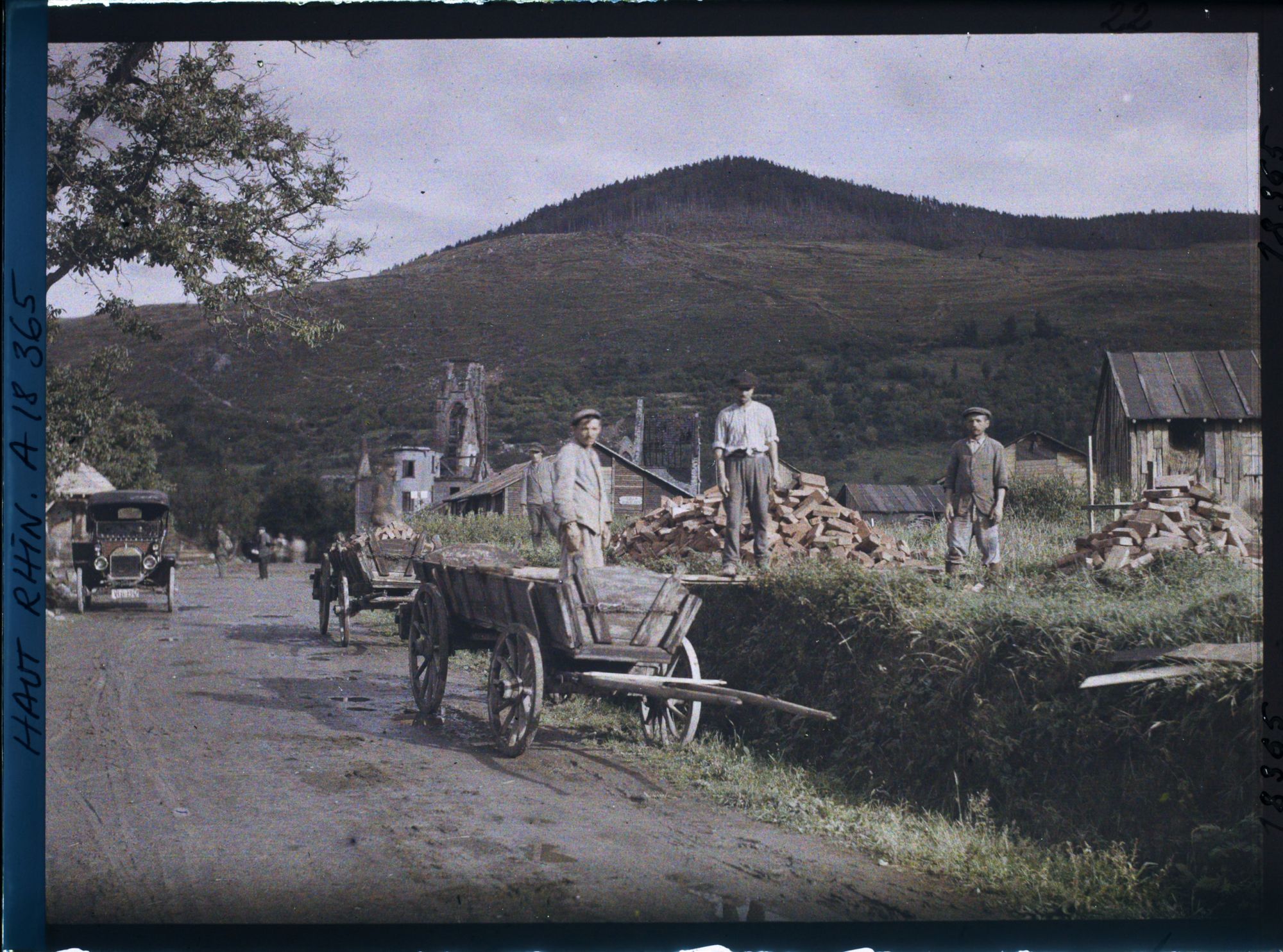 Image représentant France, Metzeral, Ouvriers travaillant à la reconstruction du Village