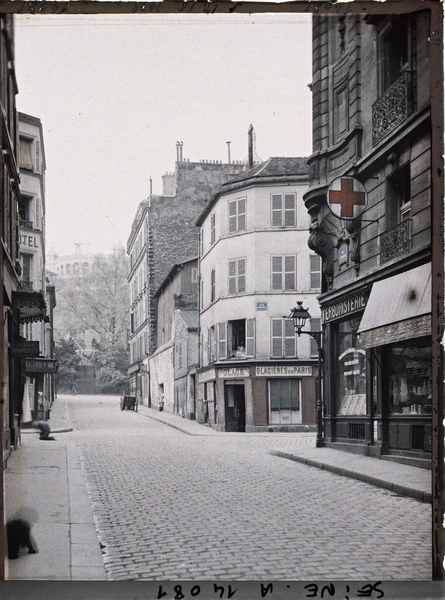 Image représentant La Sirène en haut de Montmartre, vue prise de la rue Seveste à l'angle de la rue d'Orsel