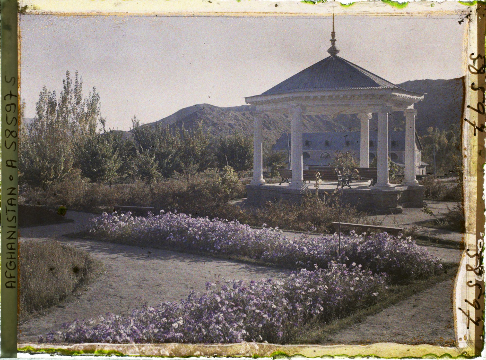 Image représentant Dans le Jardin public (Bâgh-e omumi), le kiosque à musique