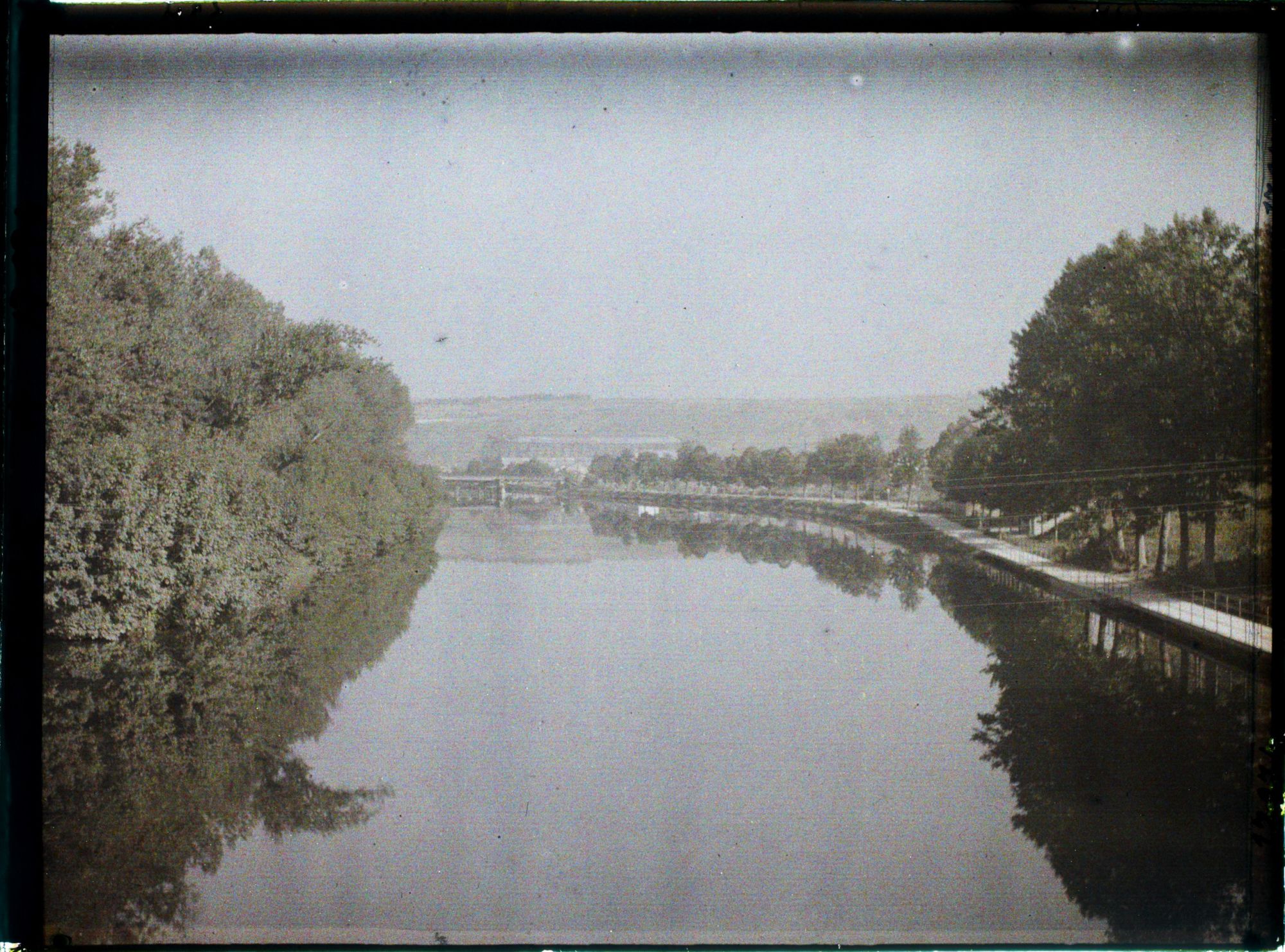 Image représentant France, Verdun, La Meuse vue du Pont Chaussée, au fond, le hangar de dirigeables