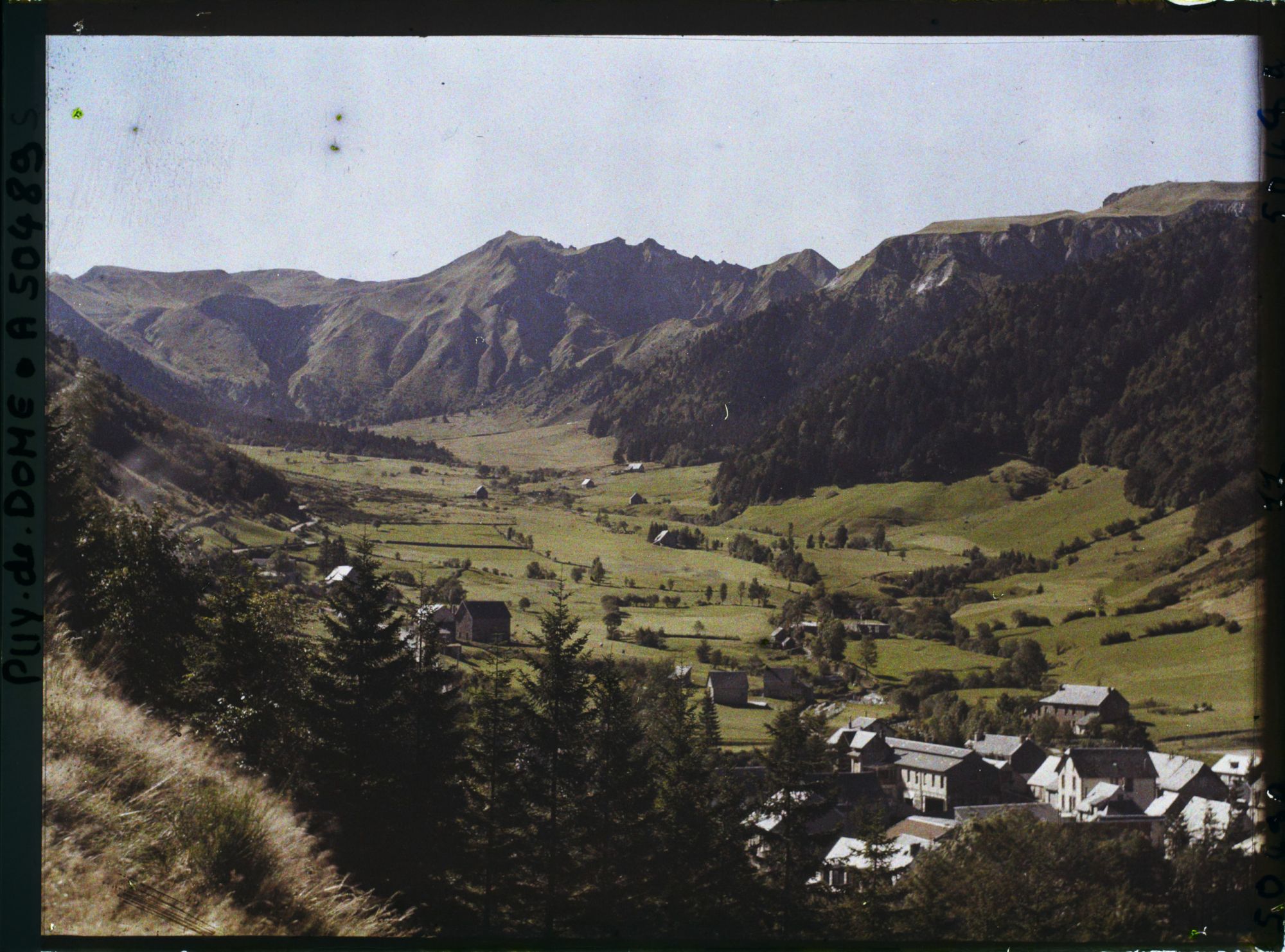 Image représentant France, Mont-Dore, Le fond de la Vallée et les Burons