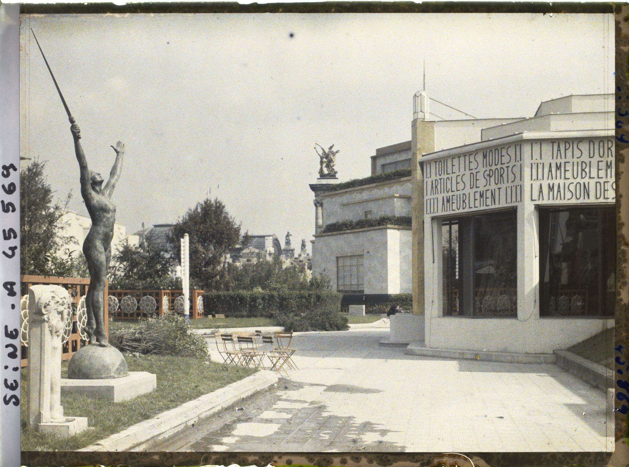 Image représentant L'Exposition des arts décoratifs, Pavillon des magasins de la place Clichy, sur l'esplanade des Invalides