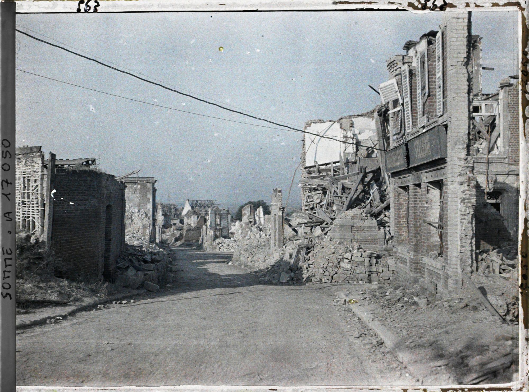 Image représentant France, Montdidier, La rue d'Amiens, vue de la place de la République