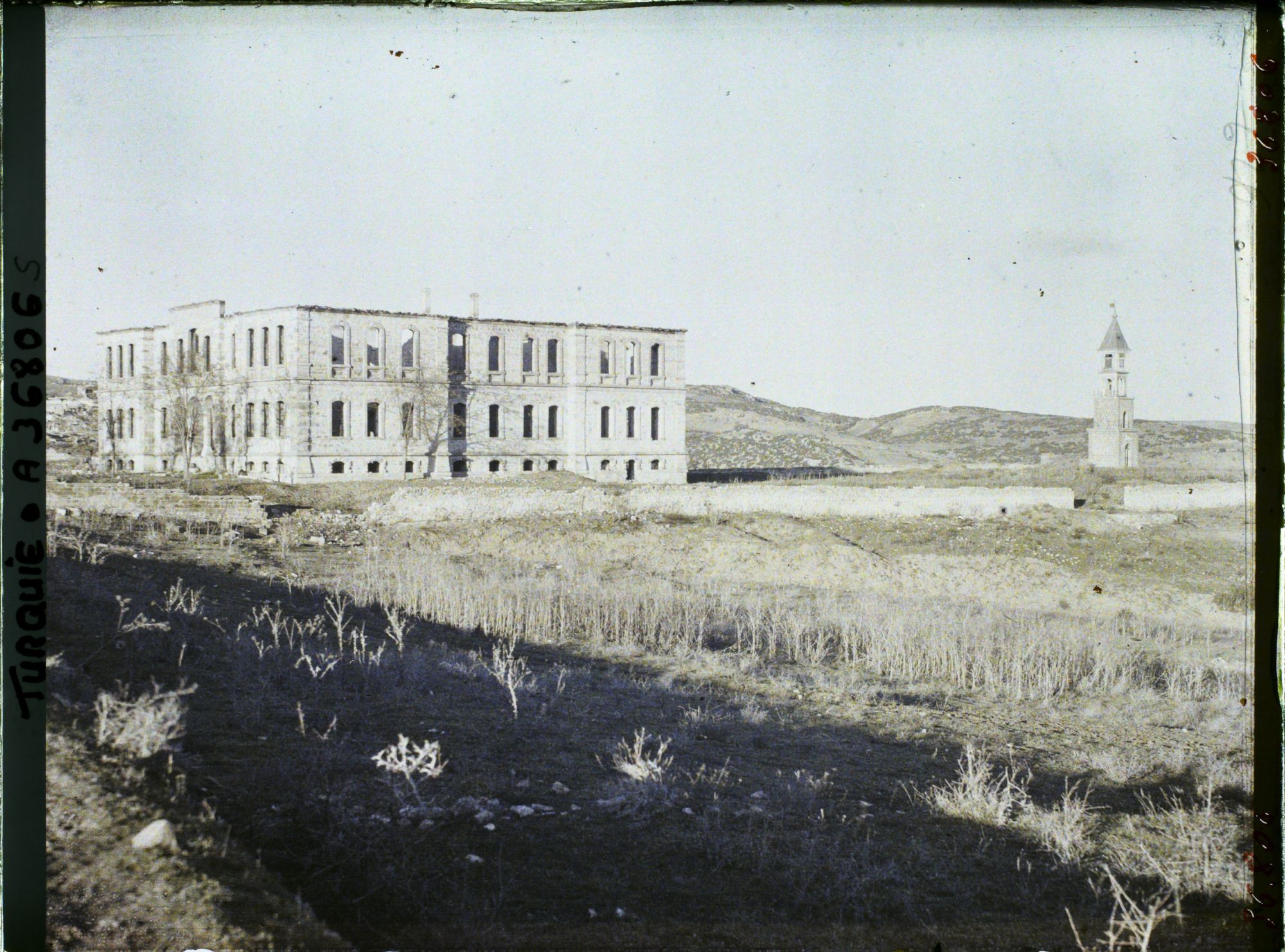 Image représentant Turquie, Biledjik, La grande école incendiée