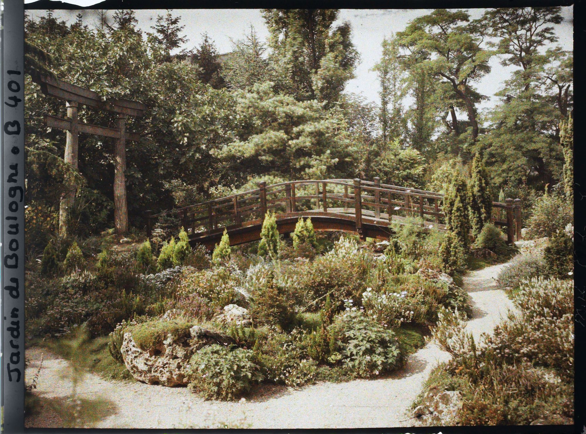 Image représentant Rocaille et pont du " sanctuaire japonais " au pied d'un torii, vus en direction du quai du 4-Septembre