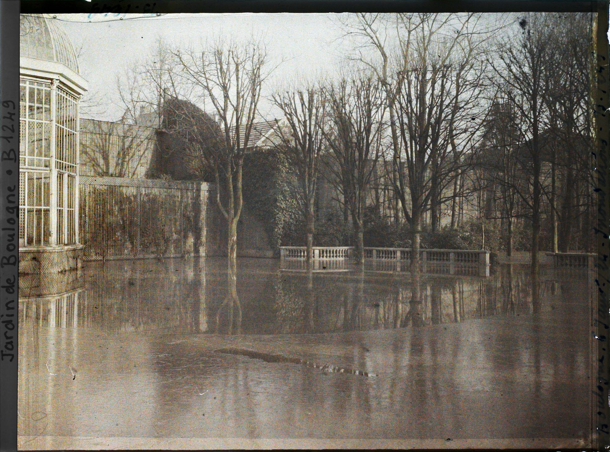 Image représentant Le jardin français inondé et la serre, vus depuis l'angle sud-ouest, en direction du jardin anglais