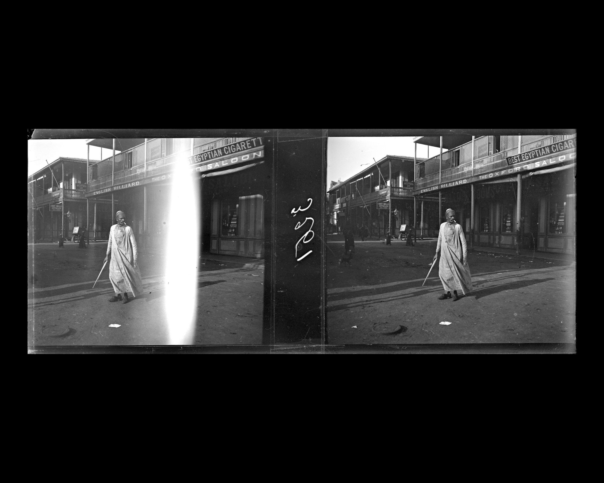 Image représentant Homme traversant la rue principale