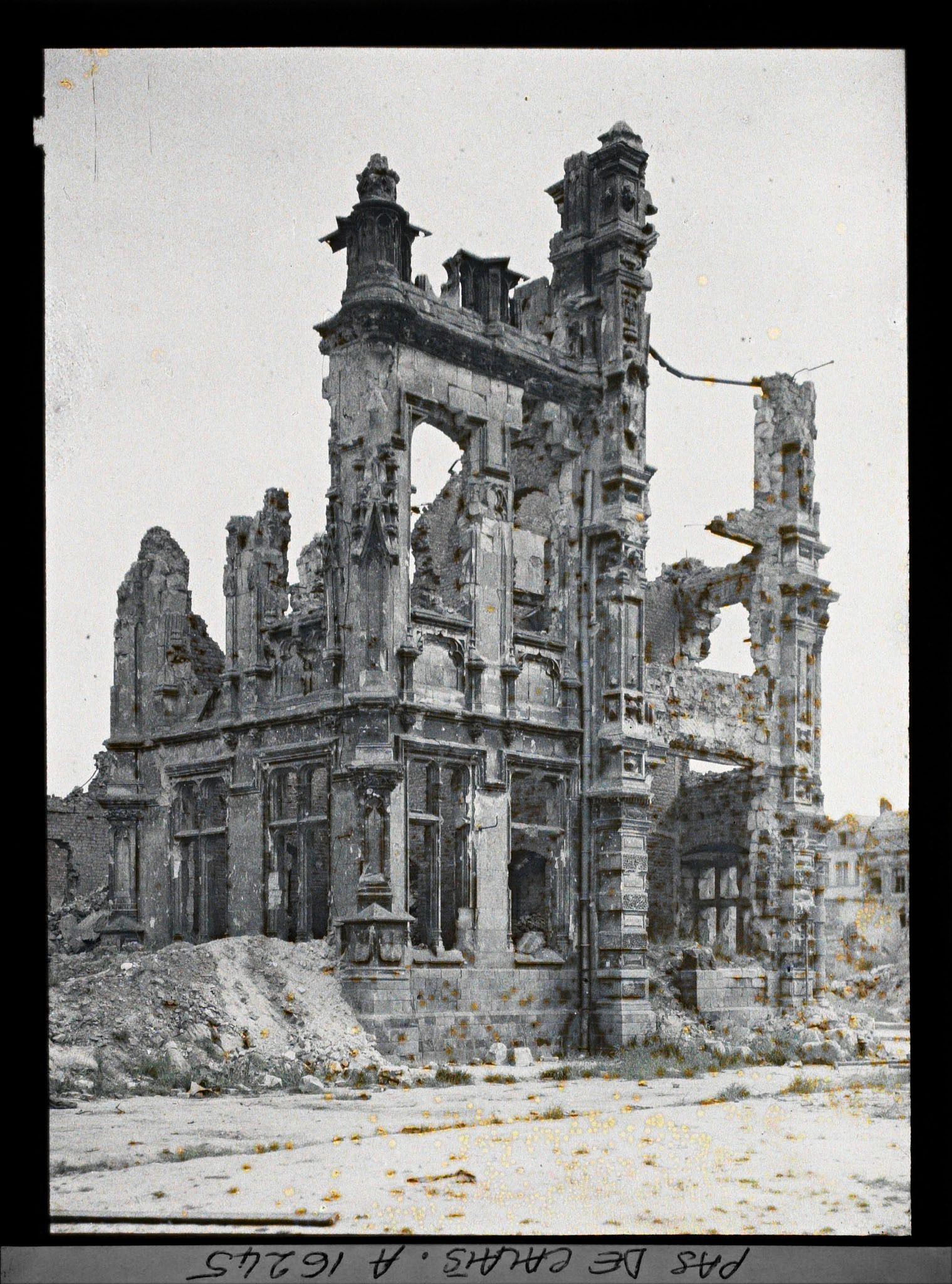 Image représentant France, Arras, L'Hotel de ville, l'aile droite vue de la Cour
