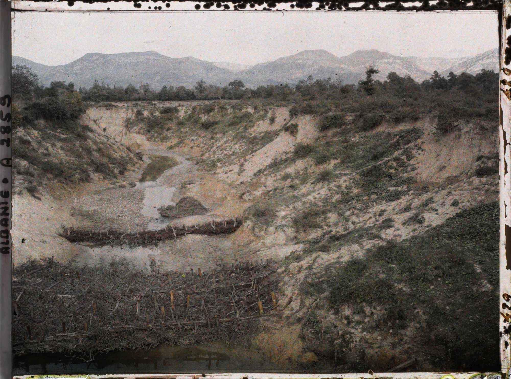 Image représentant Un petit cours d'eau avec installation de pêche