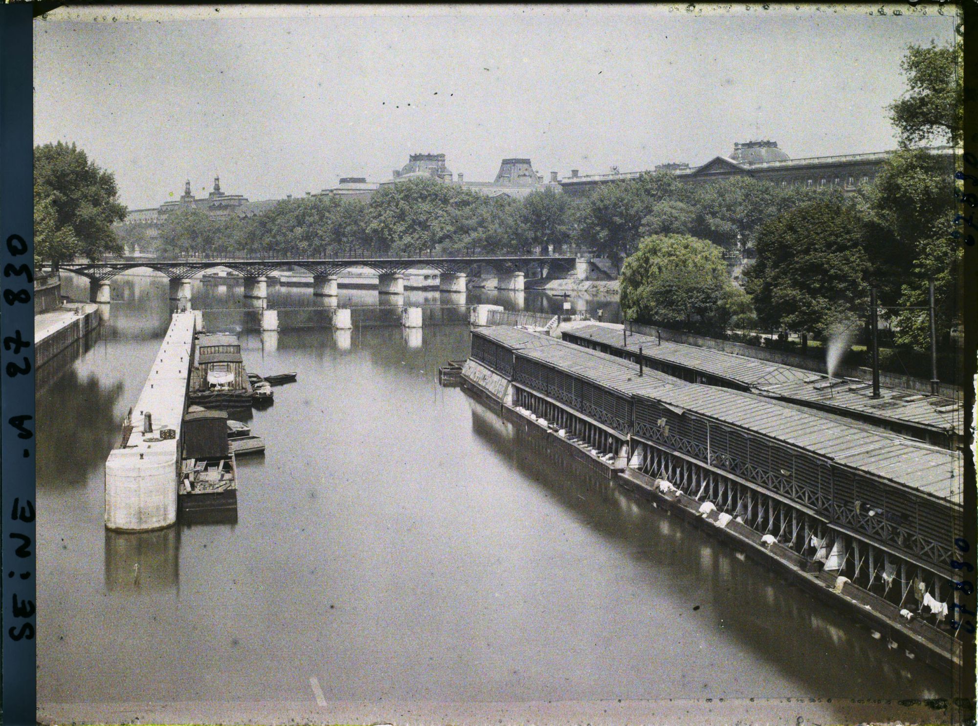 Image représentant Le barrage de la Monnaie, le pont des Arts et le Louvre depuis le Pont-Neuf