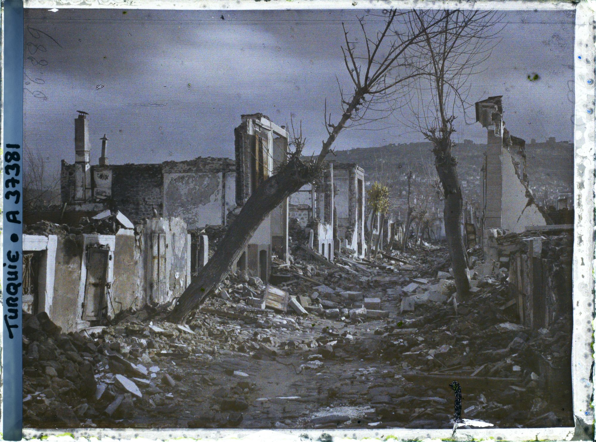 Image représentant Une rue en ruines. Quelques façades encore debout