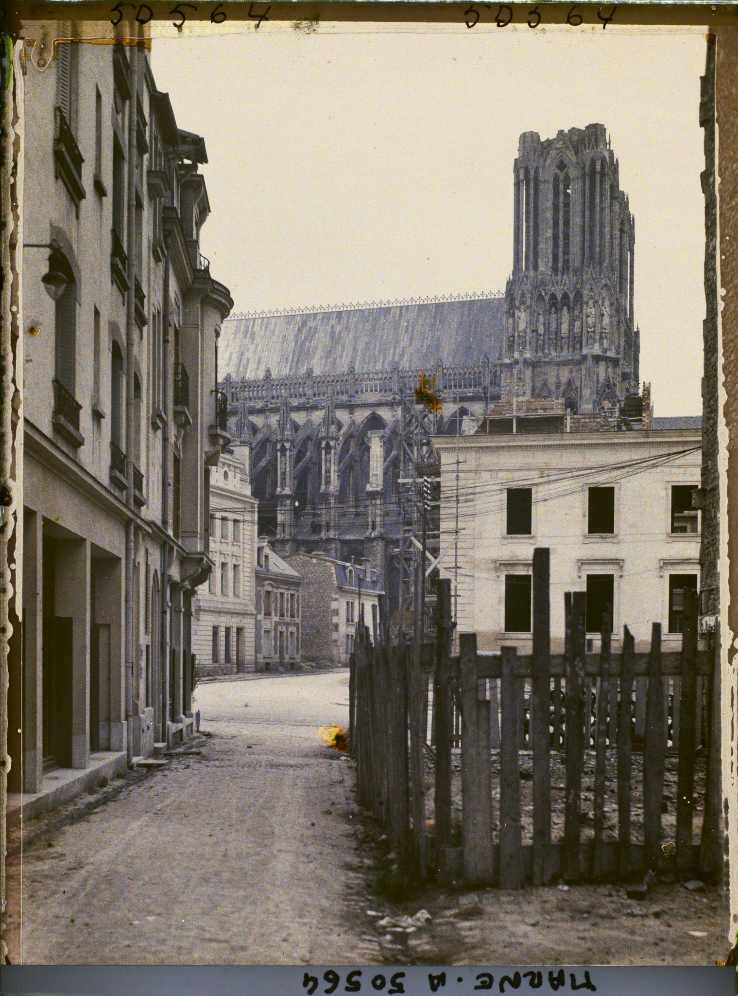 Image représentant France, Reims, Cathédrale partie Ouest avec toit  refait