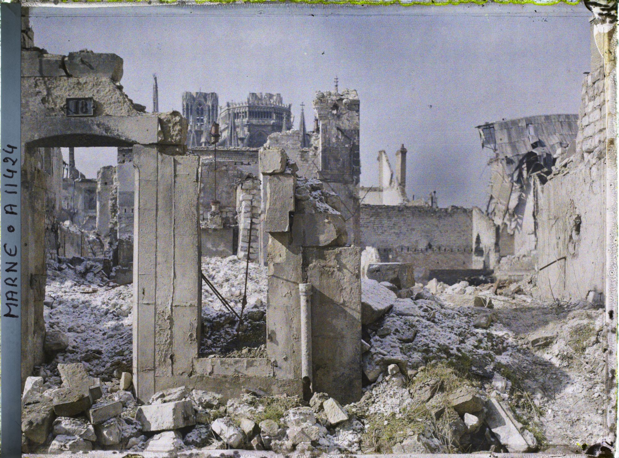 Image représentant Ruines rue Saint-Symphorien, au fond le chevet de la cathédrale