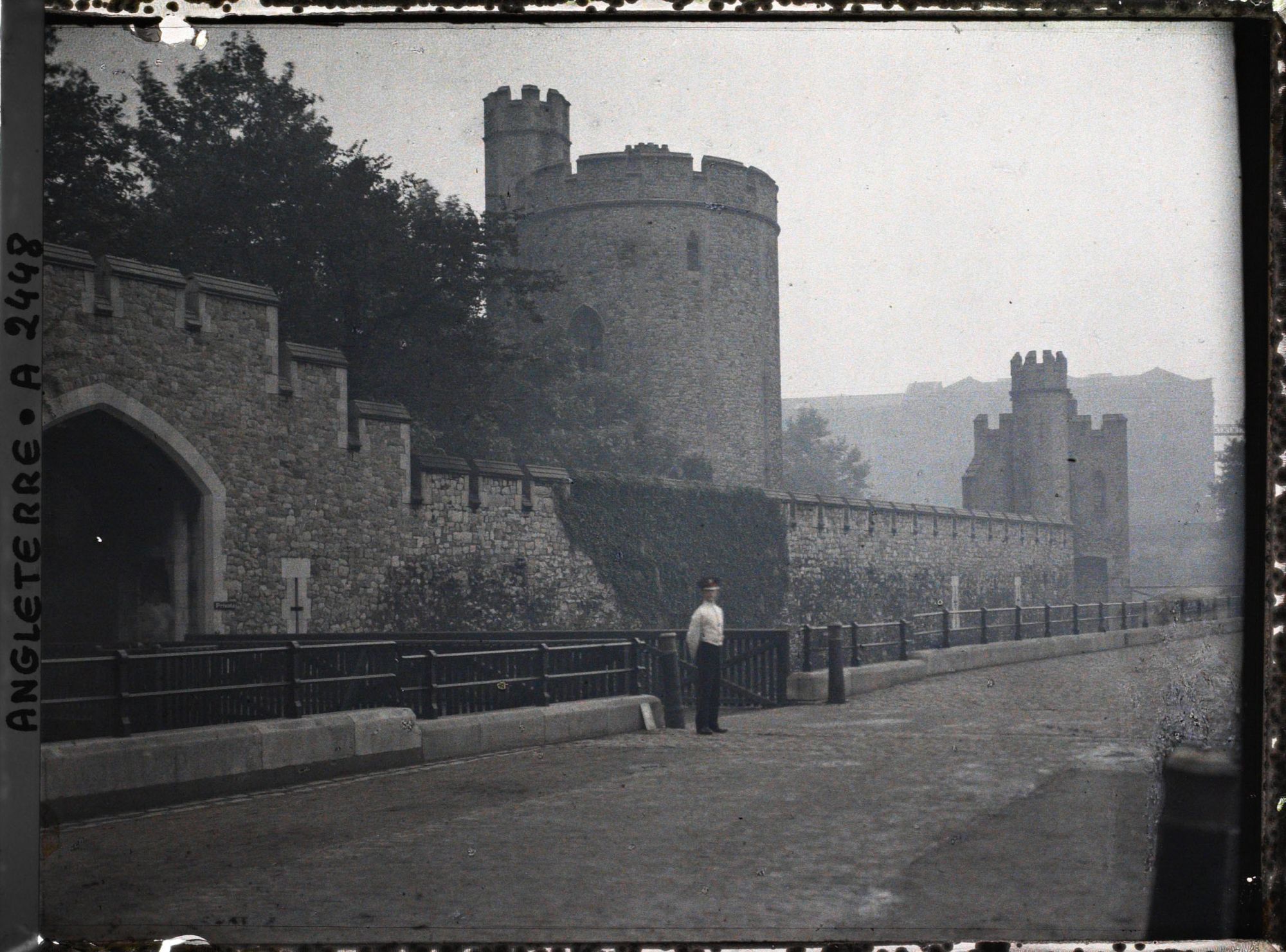 Image représentant Un jeune garde devant la Tour de Londres