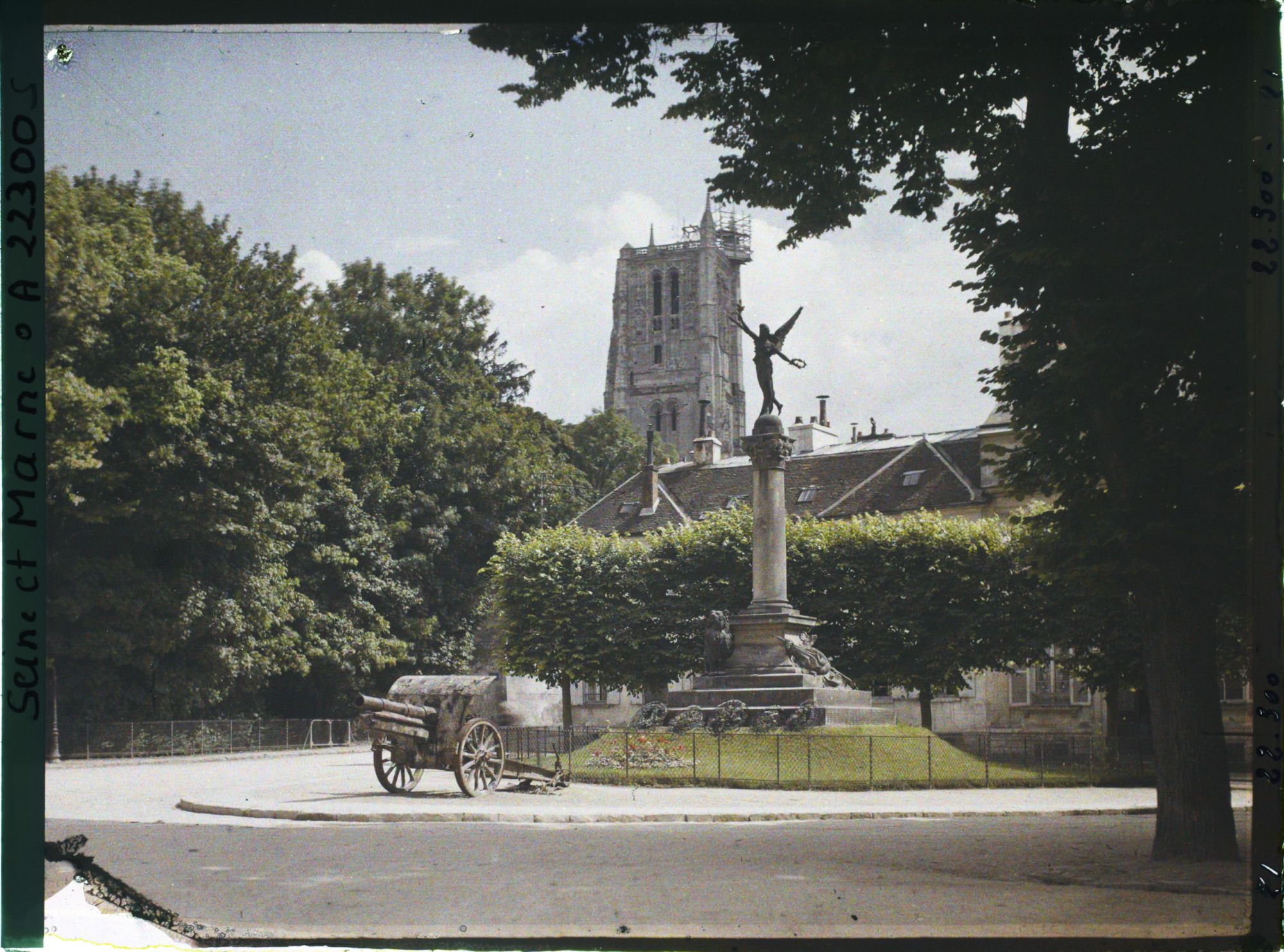 Image représentant France, Meaux, Le Monument de 1870 sur le Boulevard Jean Rose et la Cathédrale