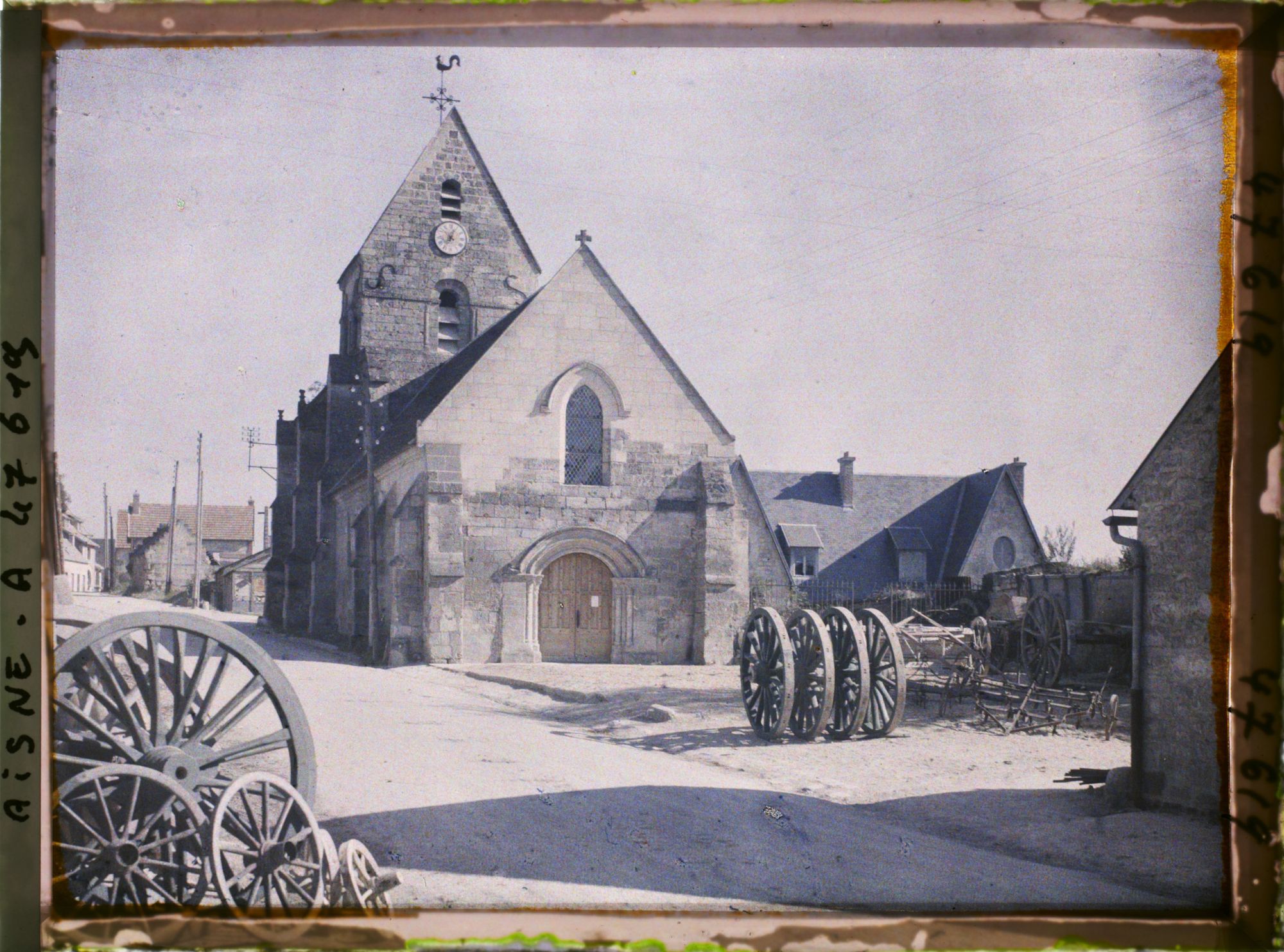 Image représentant France, Pommiers, Façade  de l'Eglise, restaurée