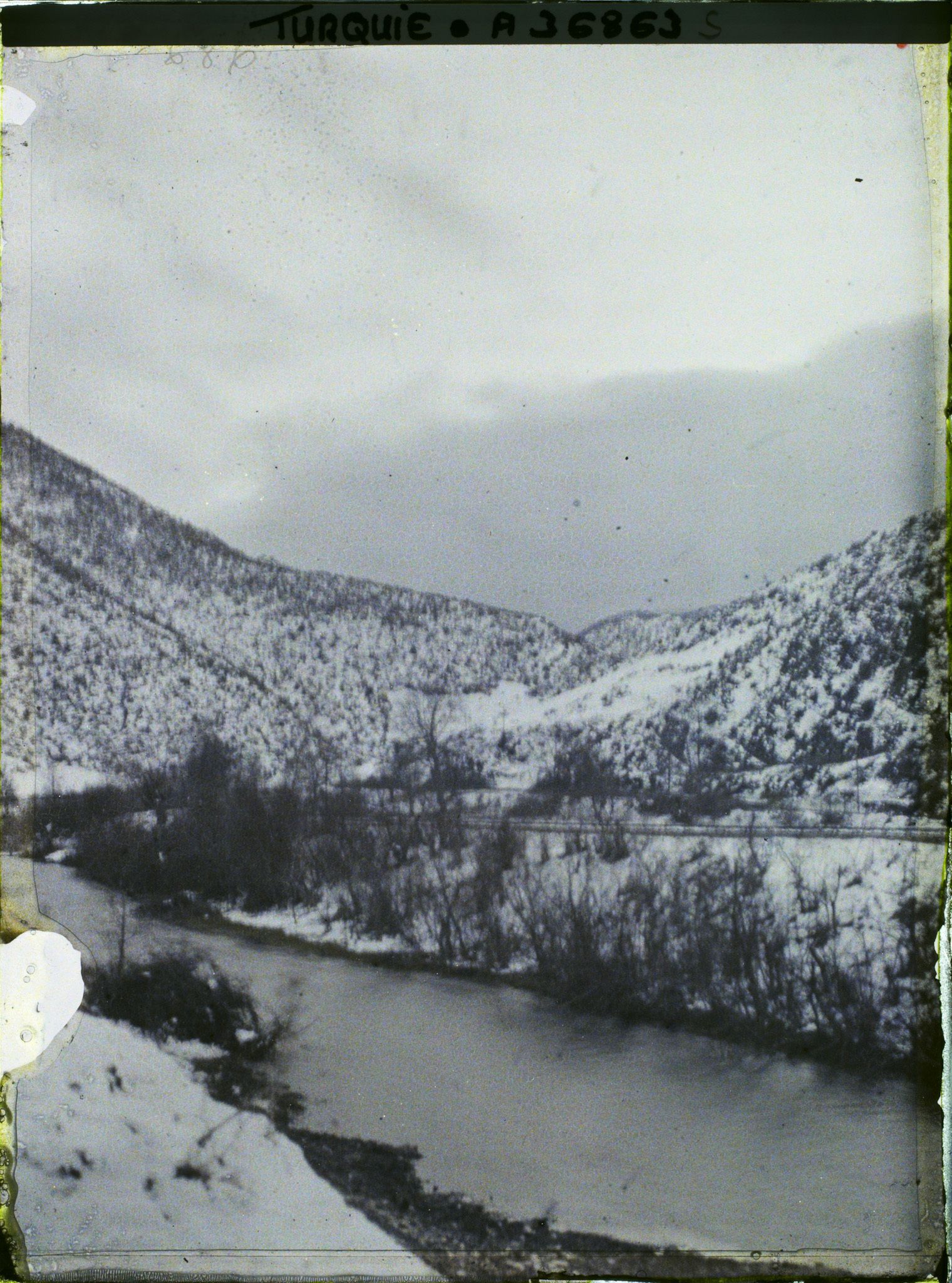 Image représentant Turquie, Karakeui, Une vue le long du Kara-Sou, la neige
