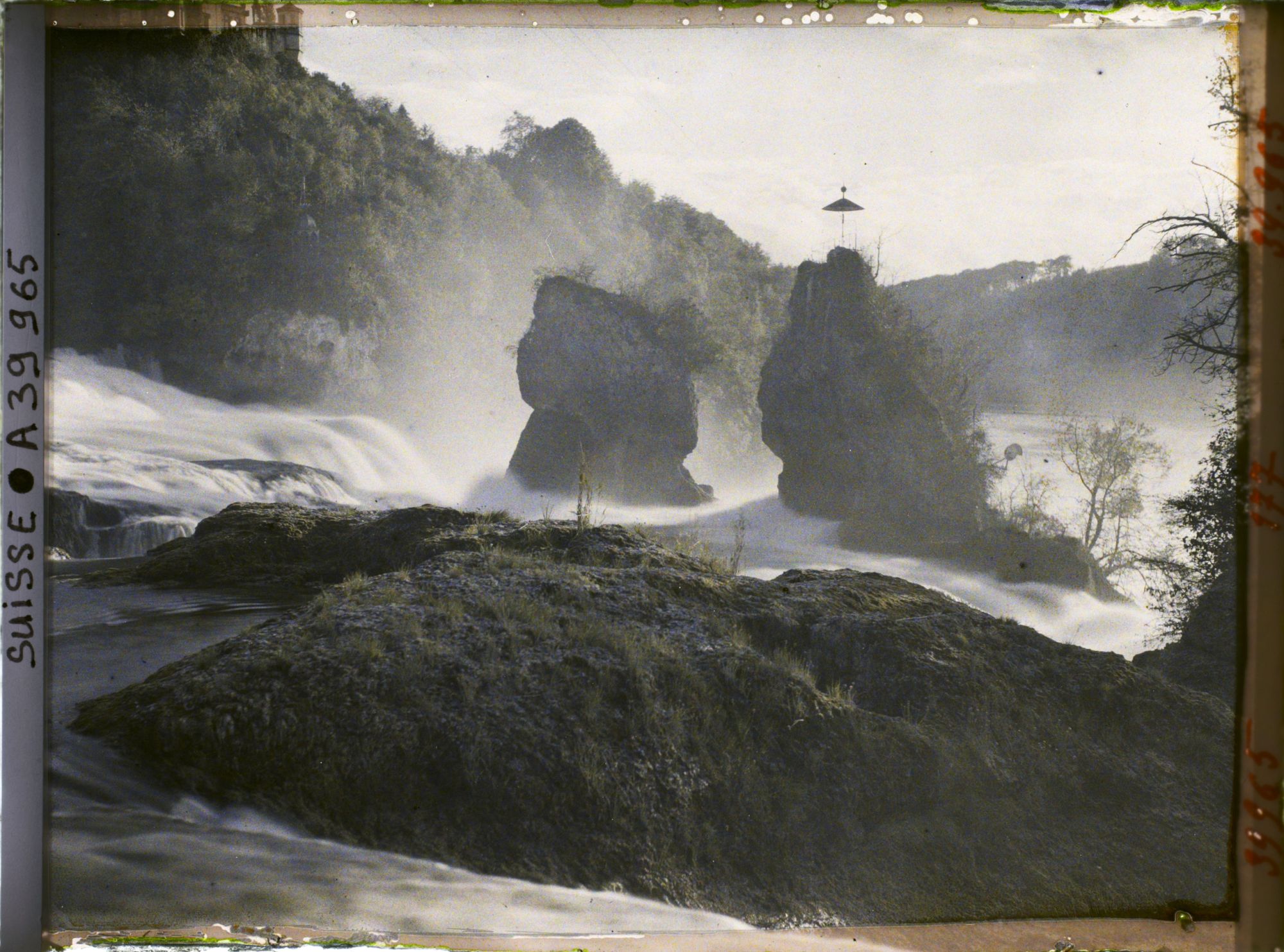 Image représentant Les deux rochers au milieu des chutes du Rhin