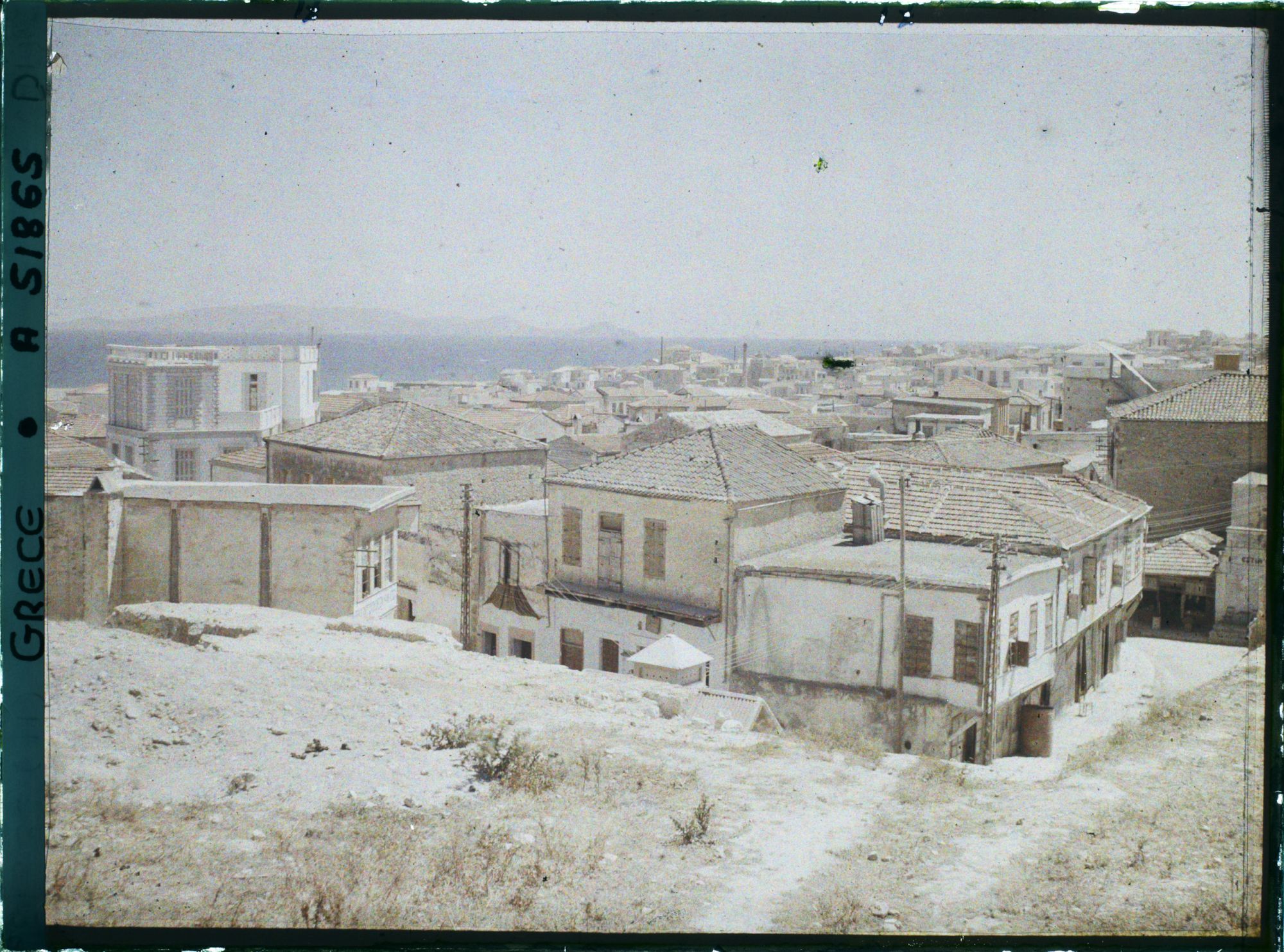Image représentant Quartier en bord de mer, (vue depuis La Canée). Au fond, l'Ile Standia (actuelle Ile Dia)
