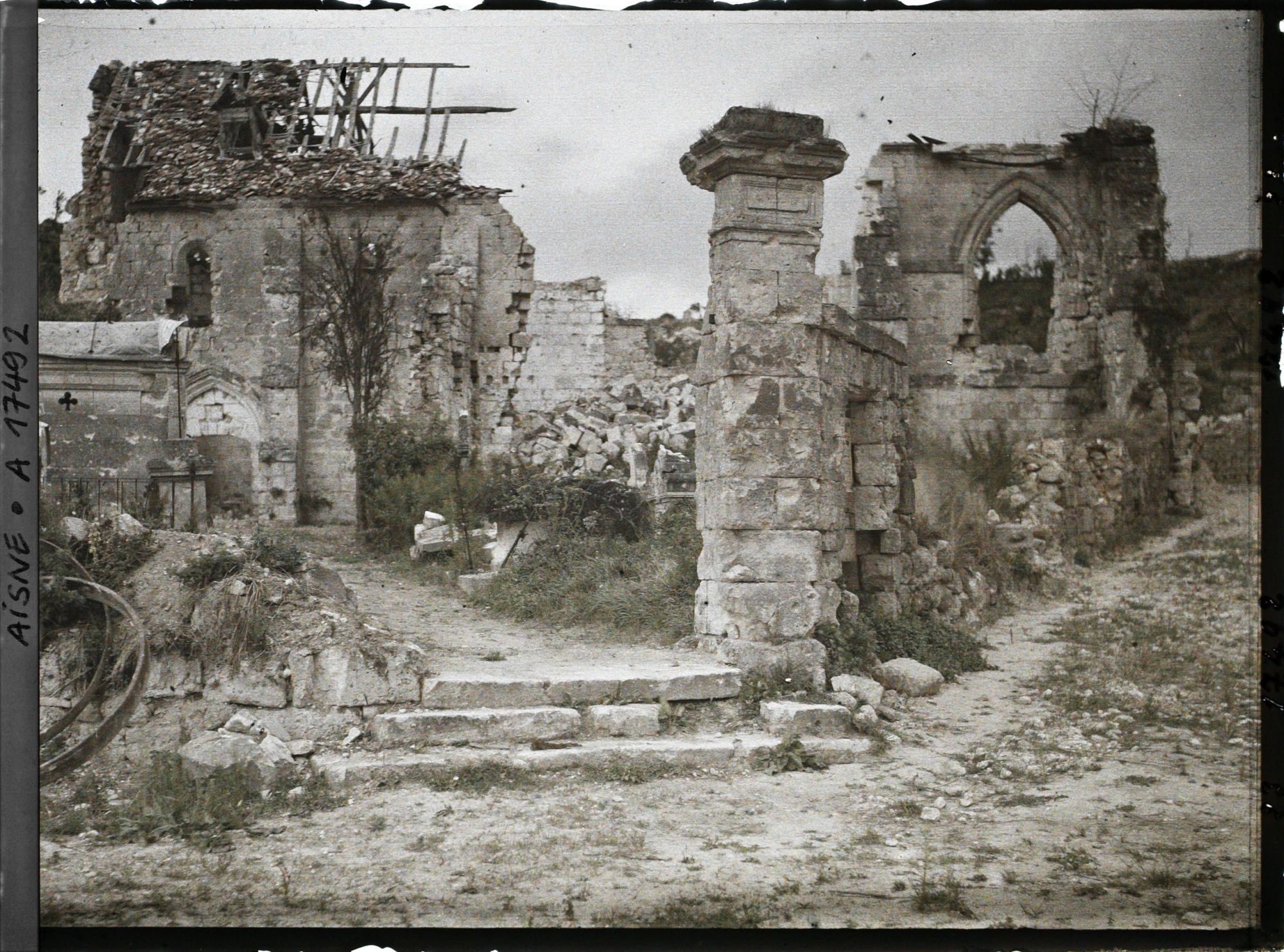 Image représentant France, Sancy, Ruines de l'Eglise vues de l'entrée du Cimetière